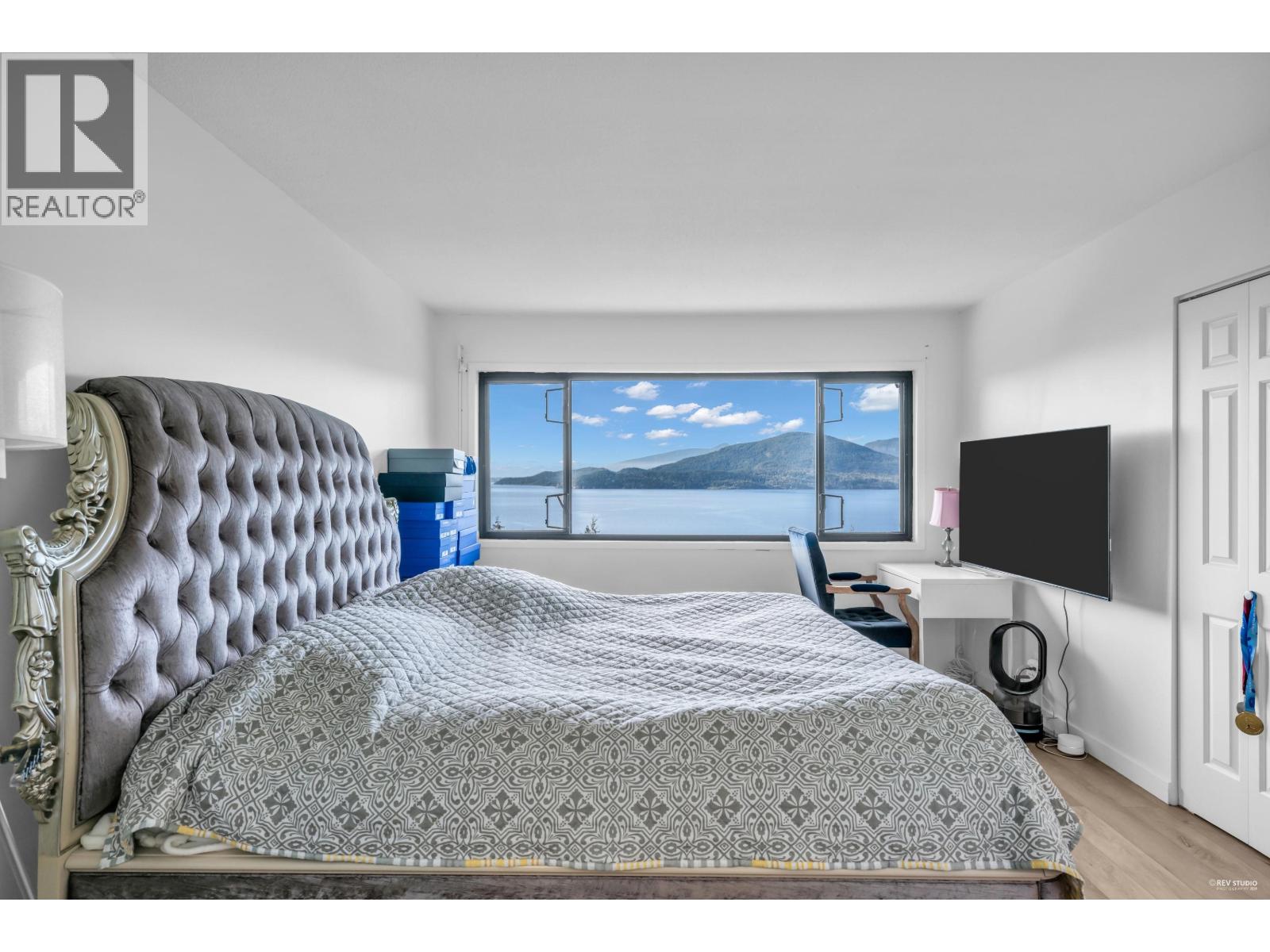 432 CROSSCREEK ROAD, Lions Bay