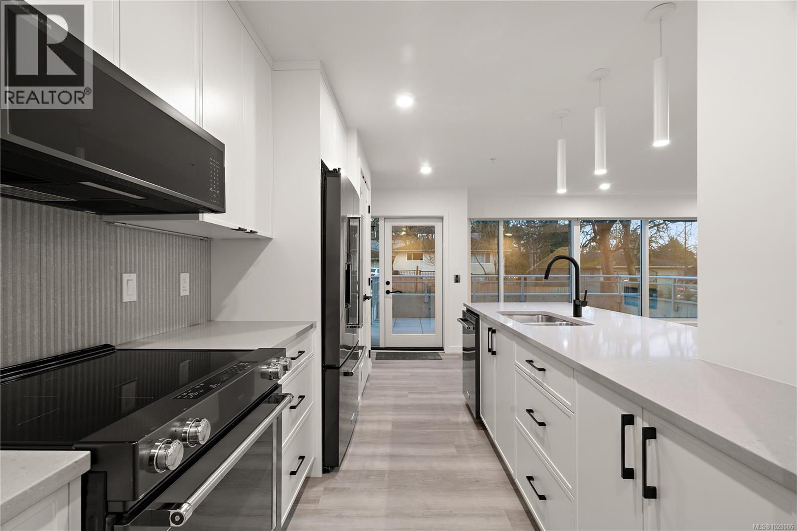 TH1 1102 Esquimalt Road, Esquimalt