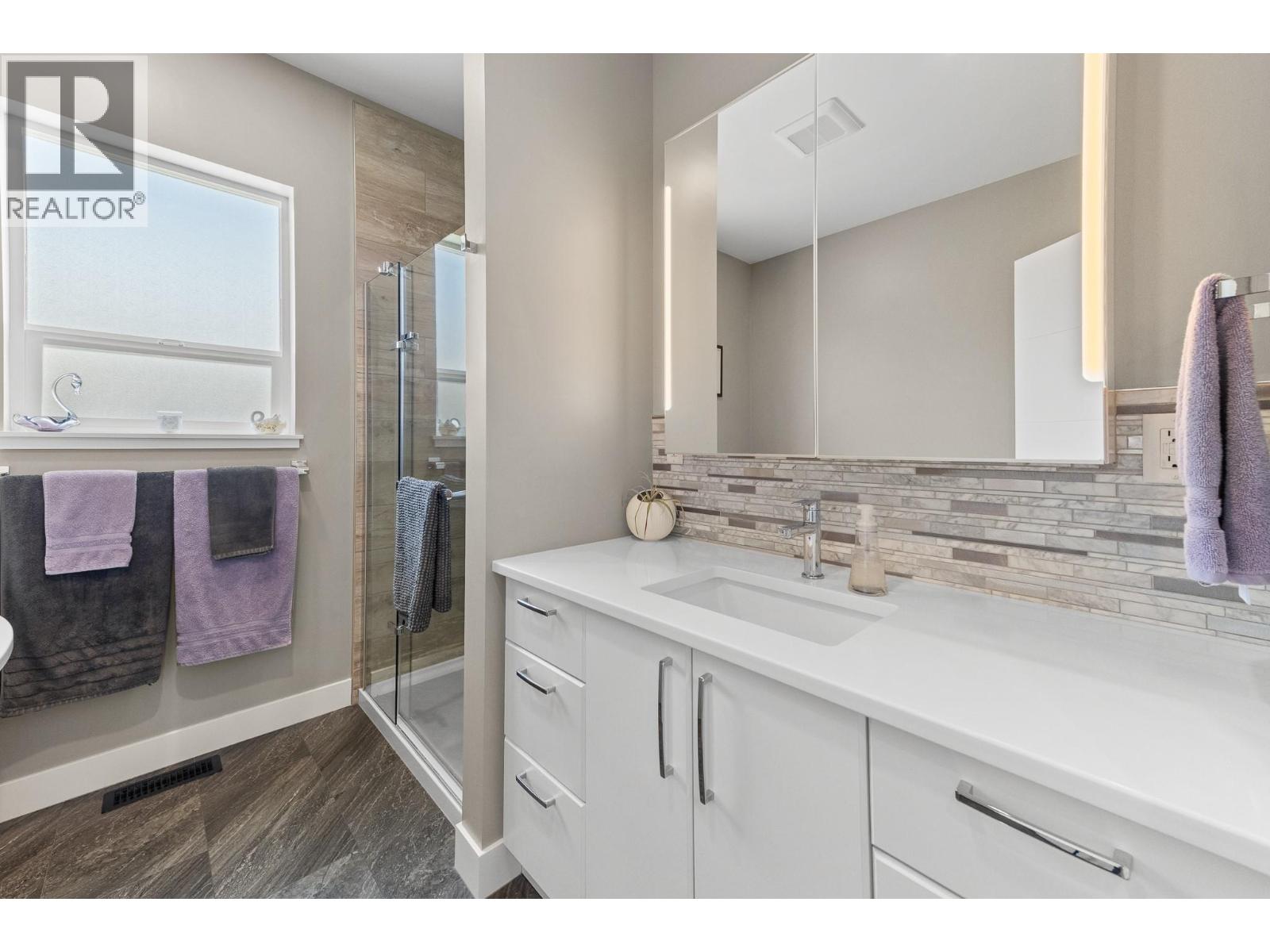  617 2ND Avenue, Keremeos