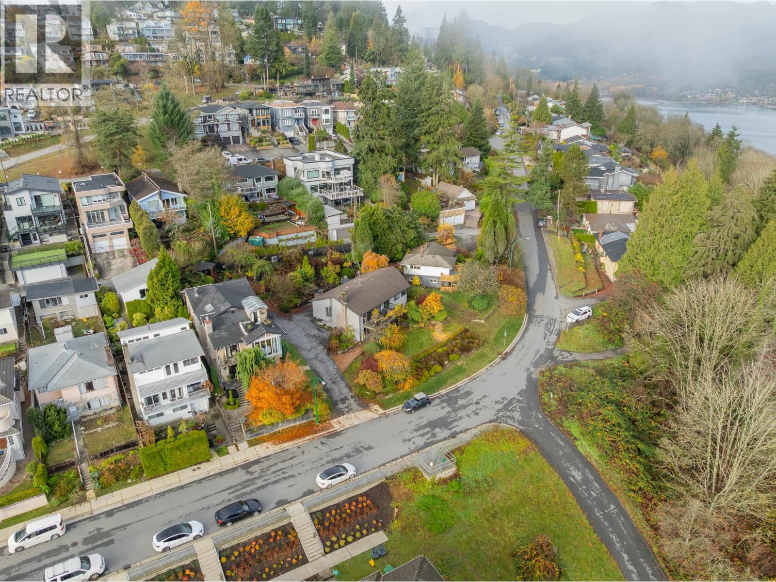 211 N WARWICK AVENUE, Burnaby