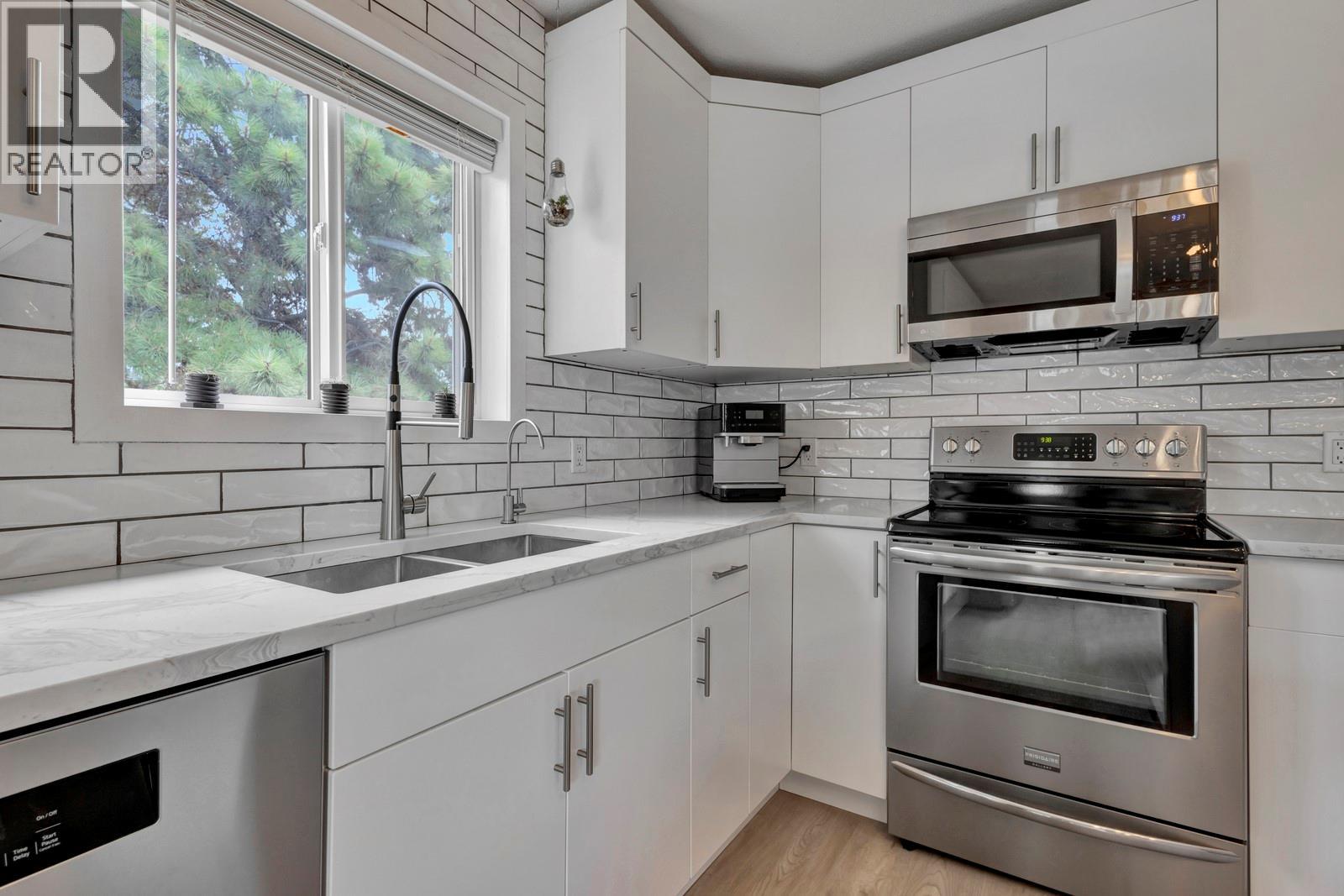 6 2210 Louie Drive, Westbank