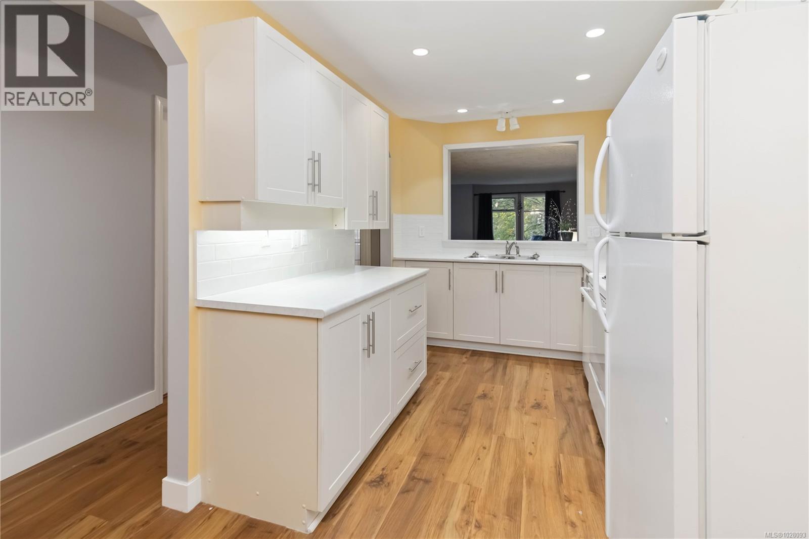 201 2311 Mills Road, Sidney