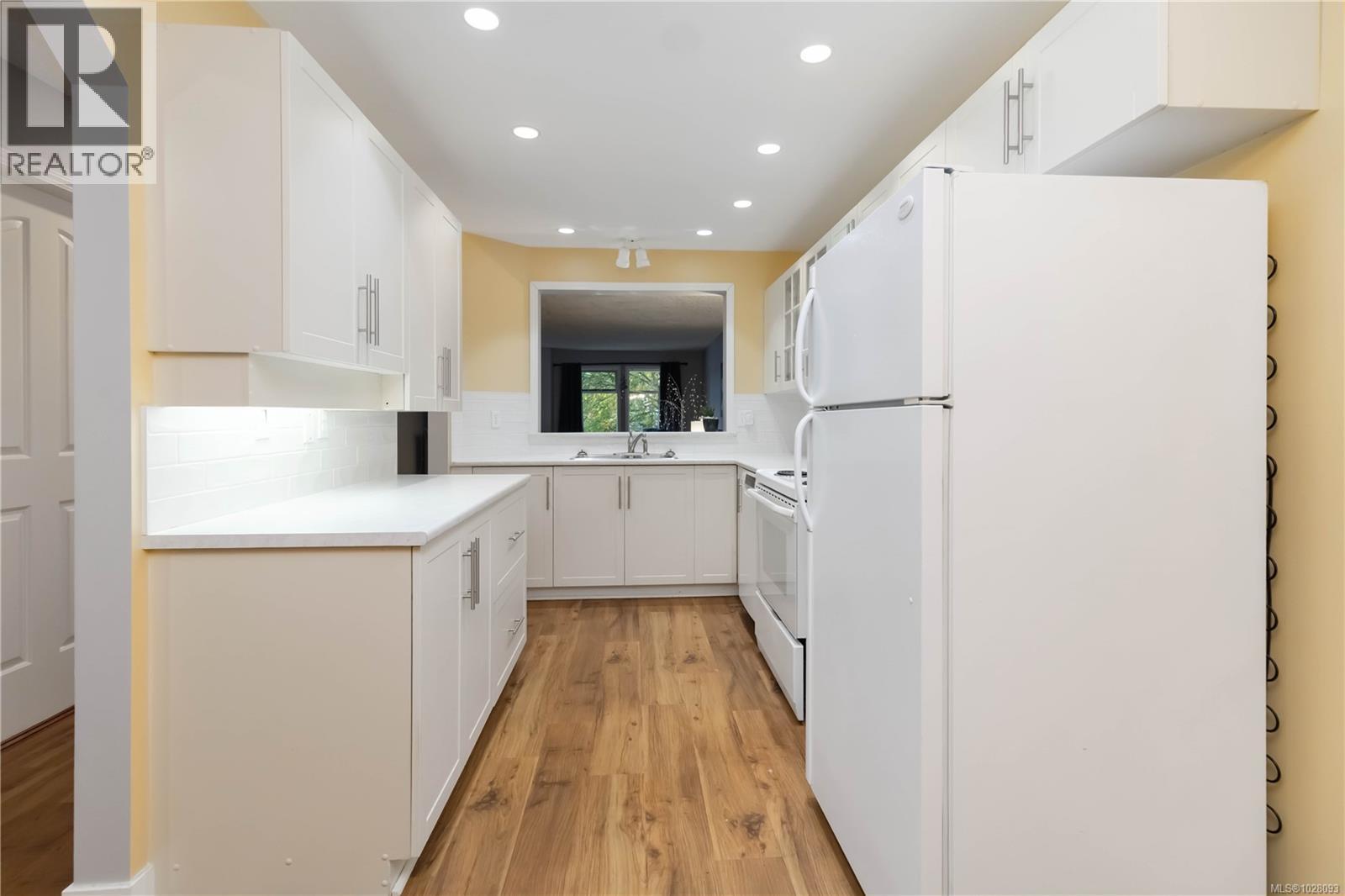 201 2311 Mills Road, Sidney