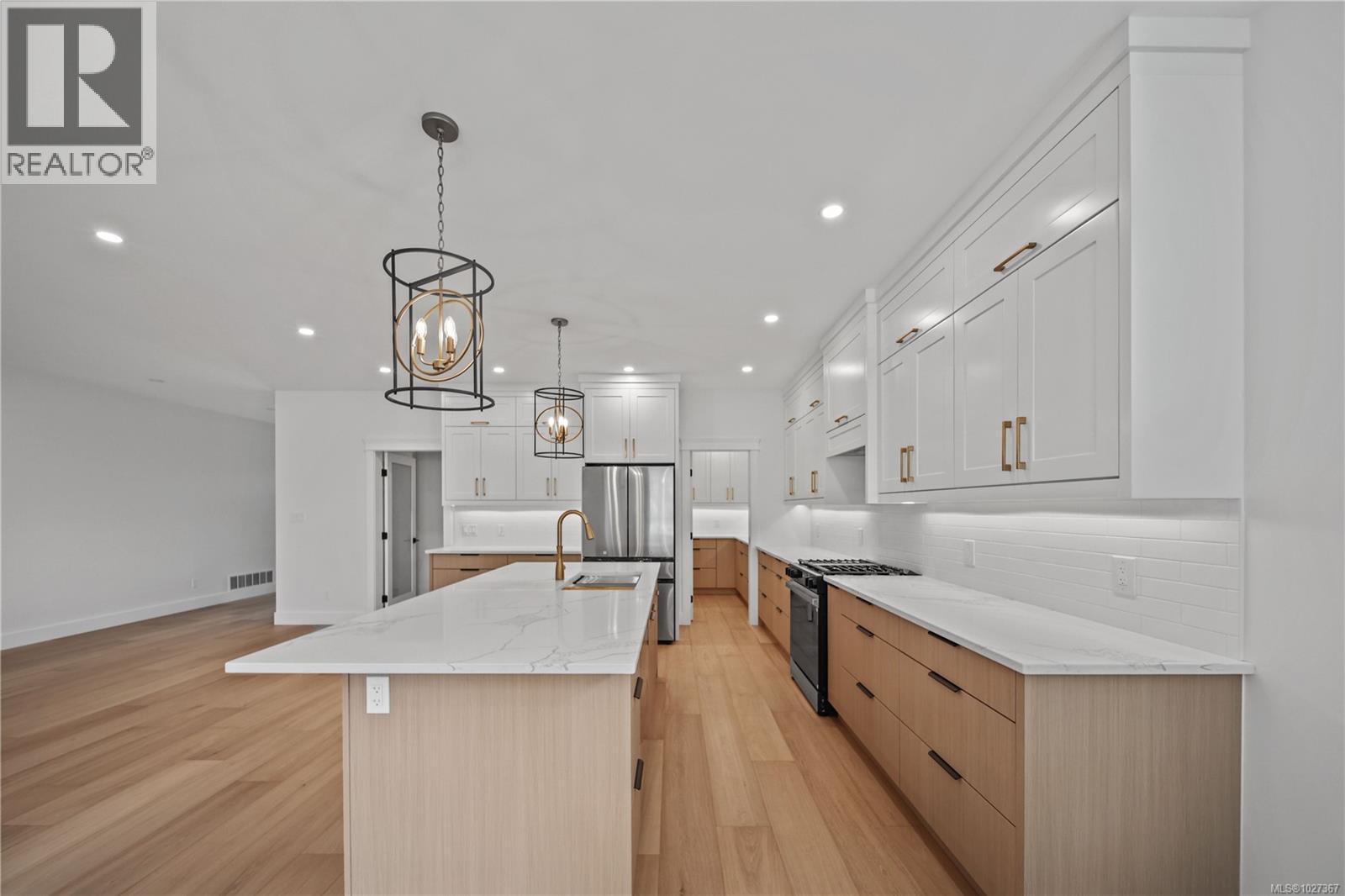 3692 LYALL POINT CRES - 7