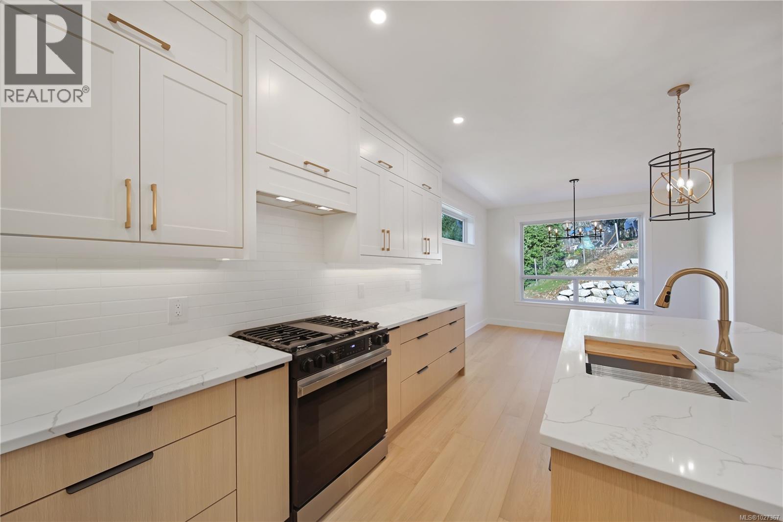 3692 LYALL POINT CRES - 5