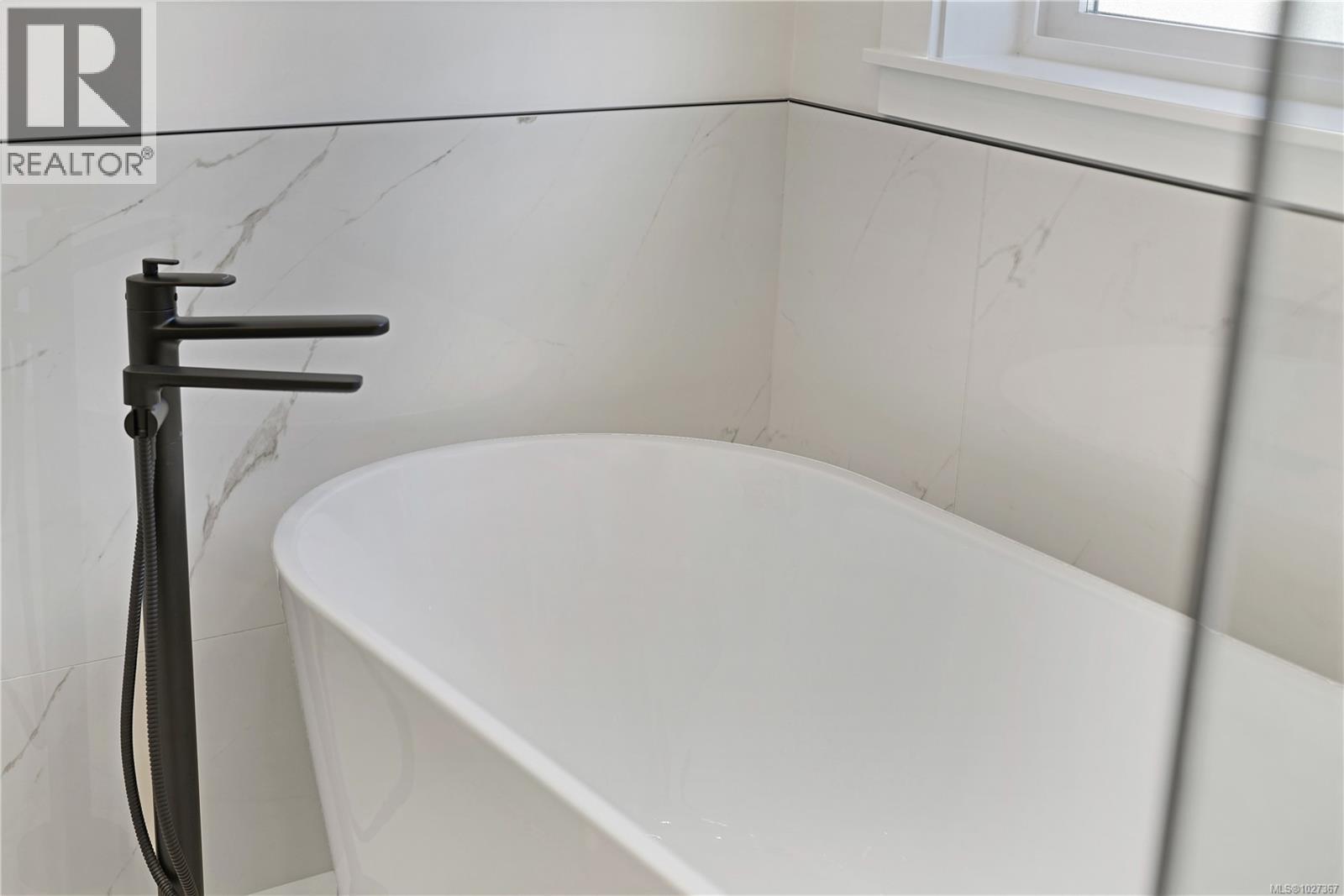 3692 LYALL POINT CRES - 28