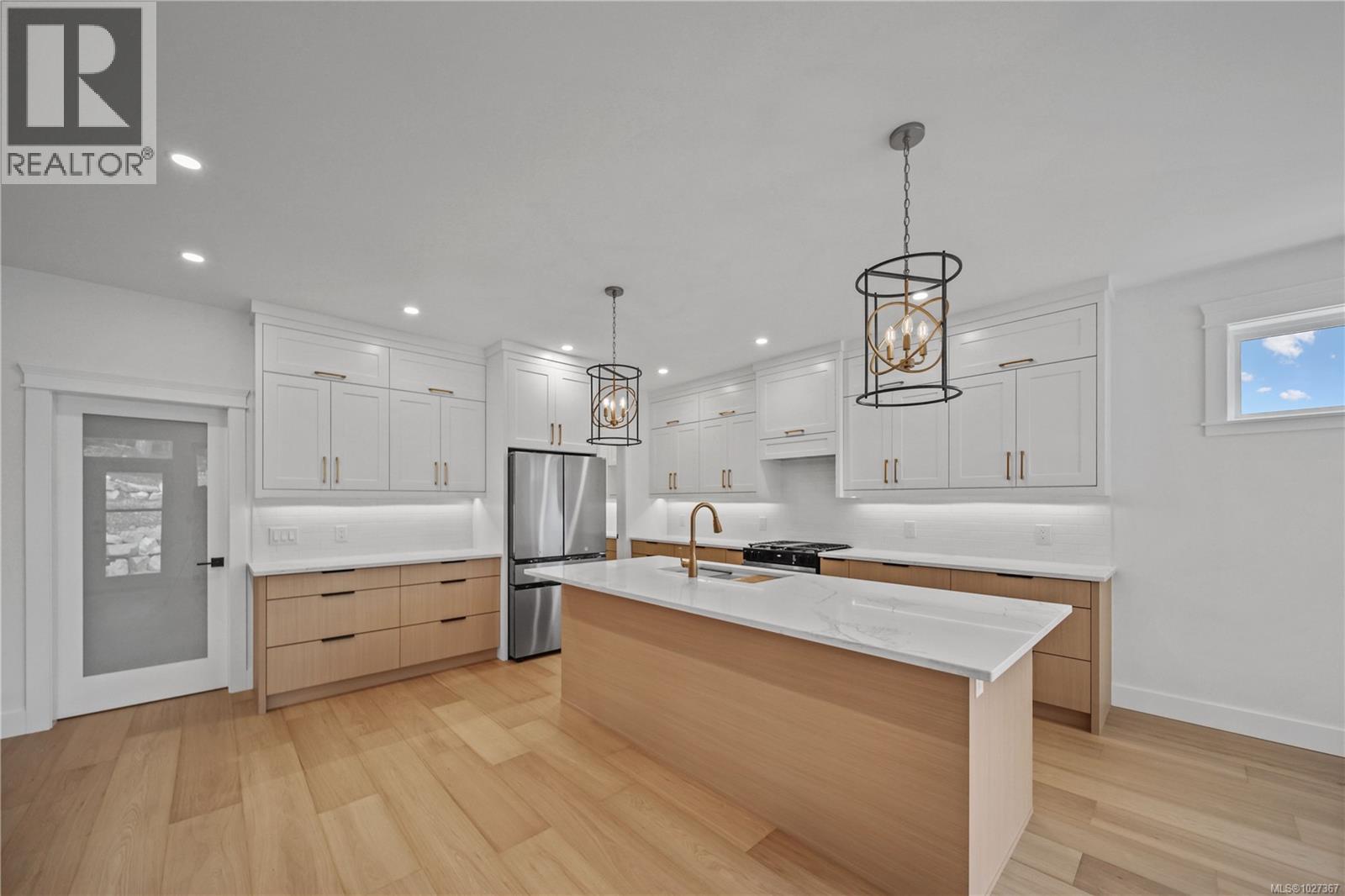 3692 LYALL POINT CRES - 9