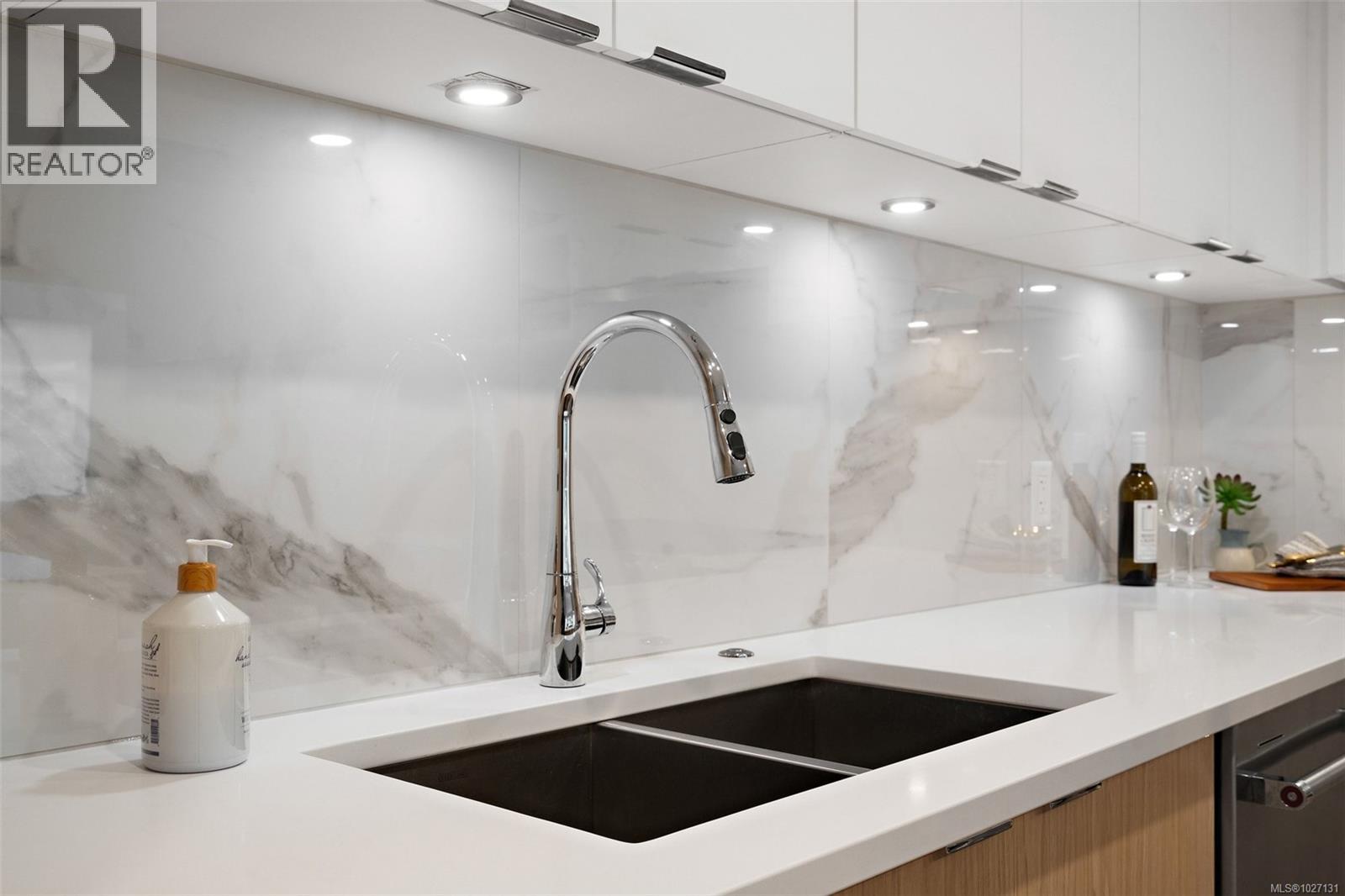 309 5120 Cordova Bay Road, Saanich