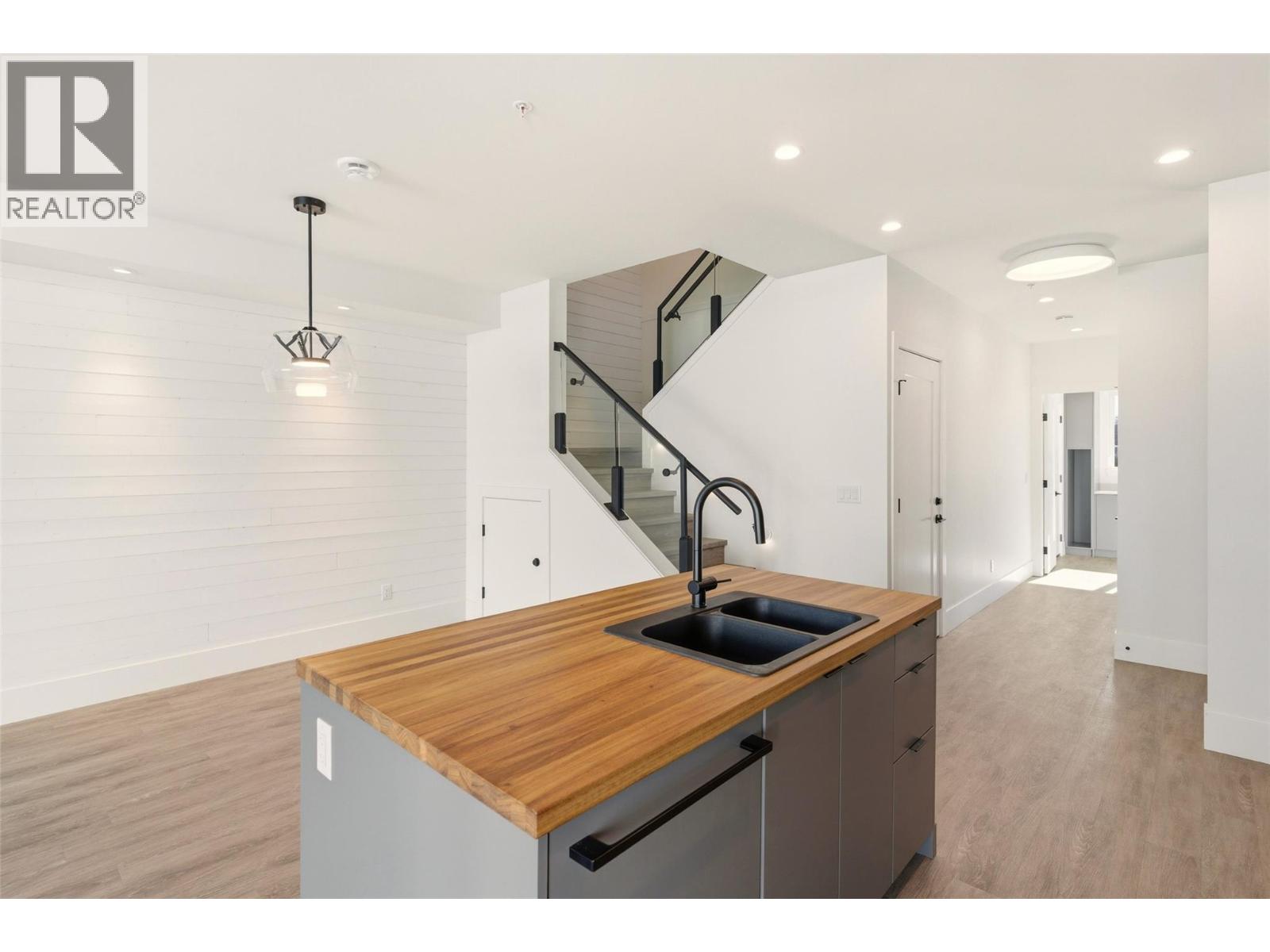 3290 Landry Crescent, Summerland