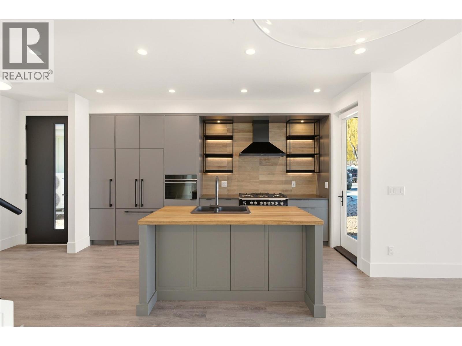 3290 Landry Crescent, Summerland