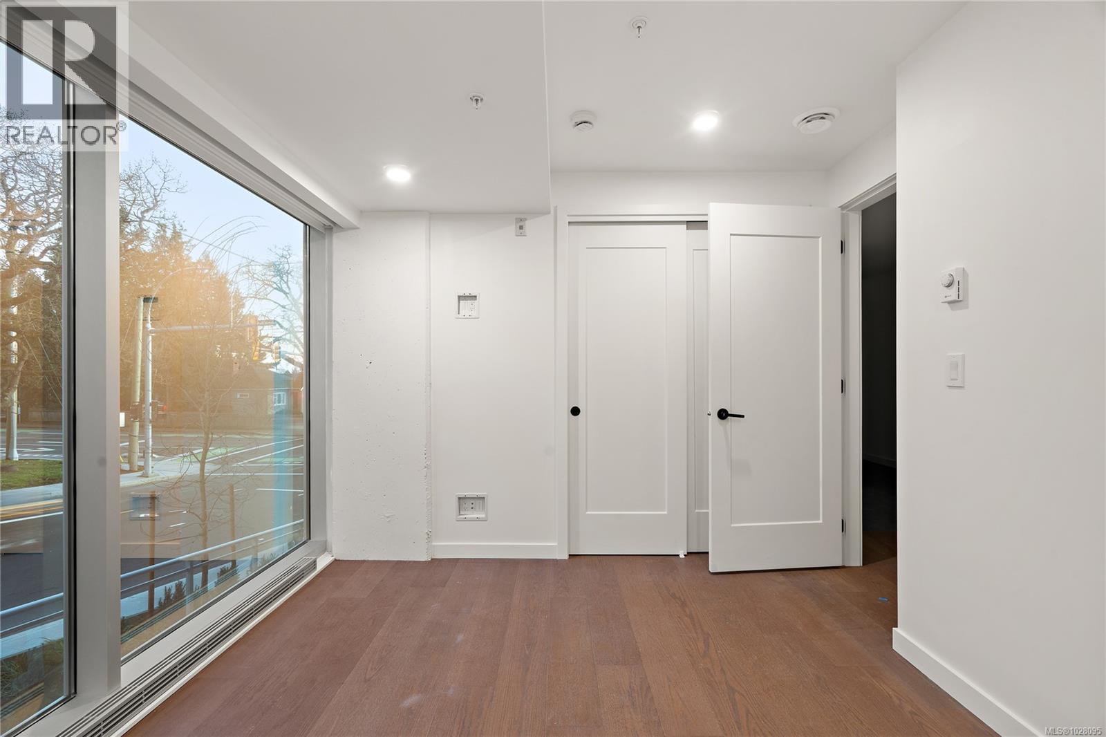 TH2 1102 Esquimalt Road, Esquimalt