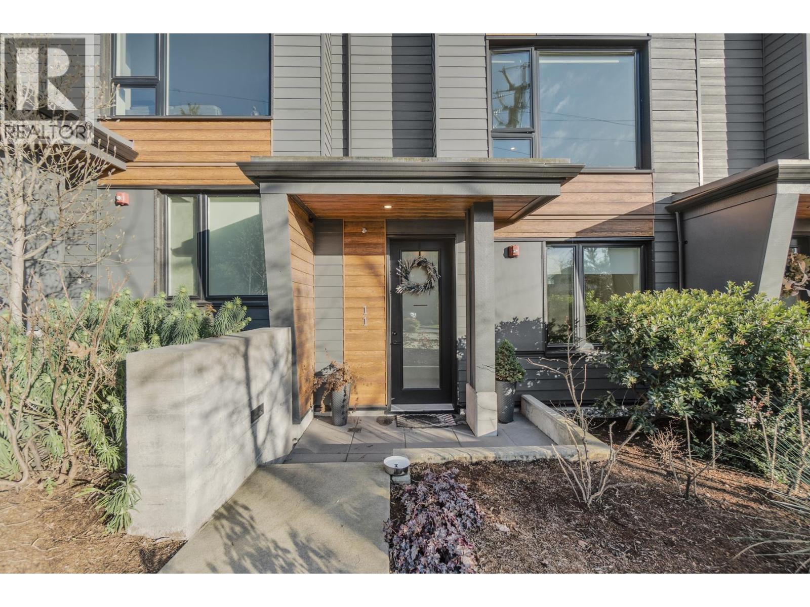 11 528 E 2ND STREET, North Vancouver