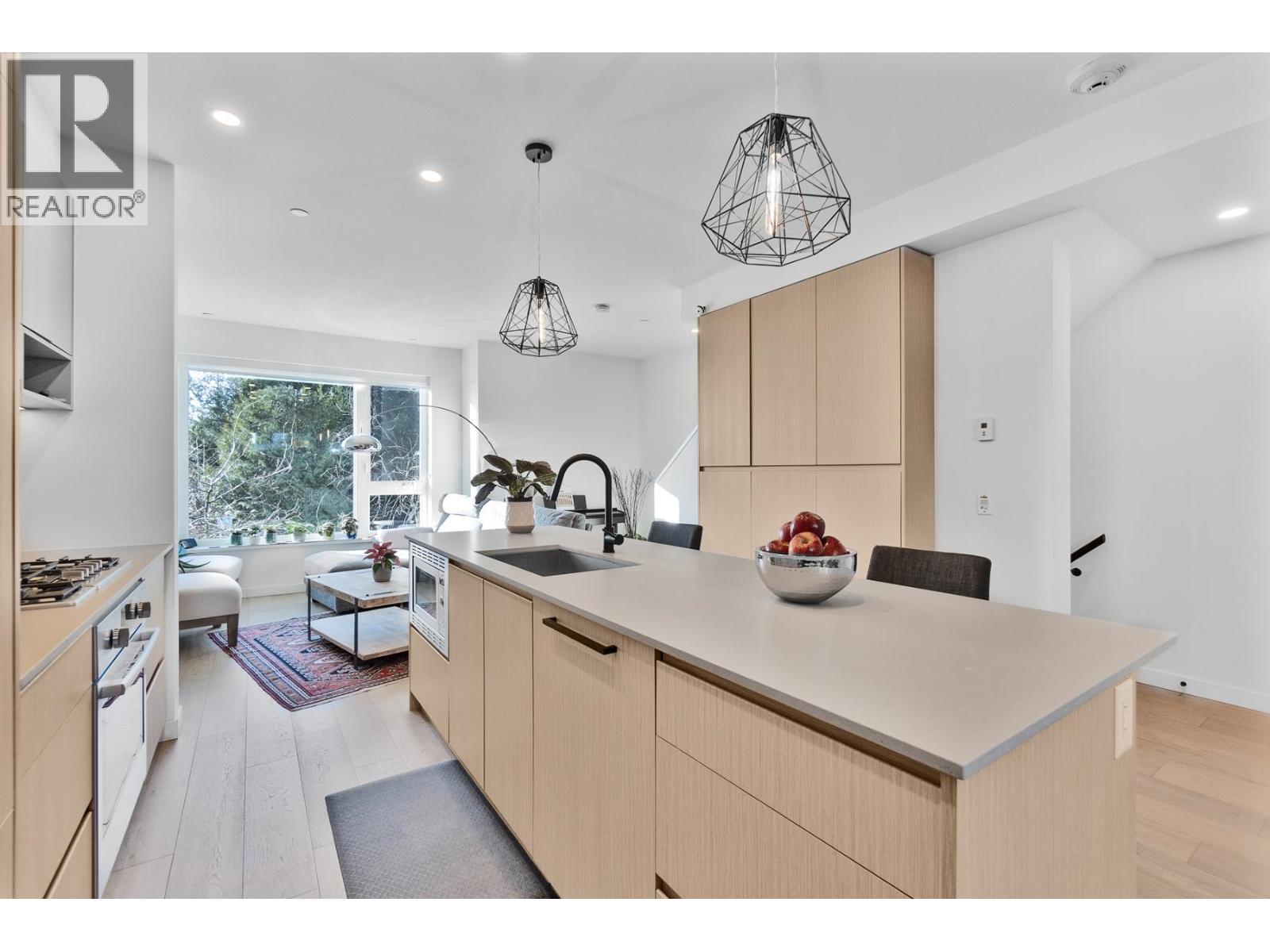 11 528 E 2ND STREET, North Vancouver