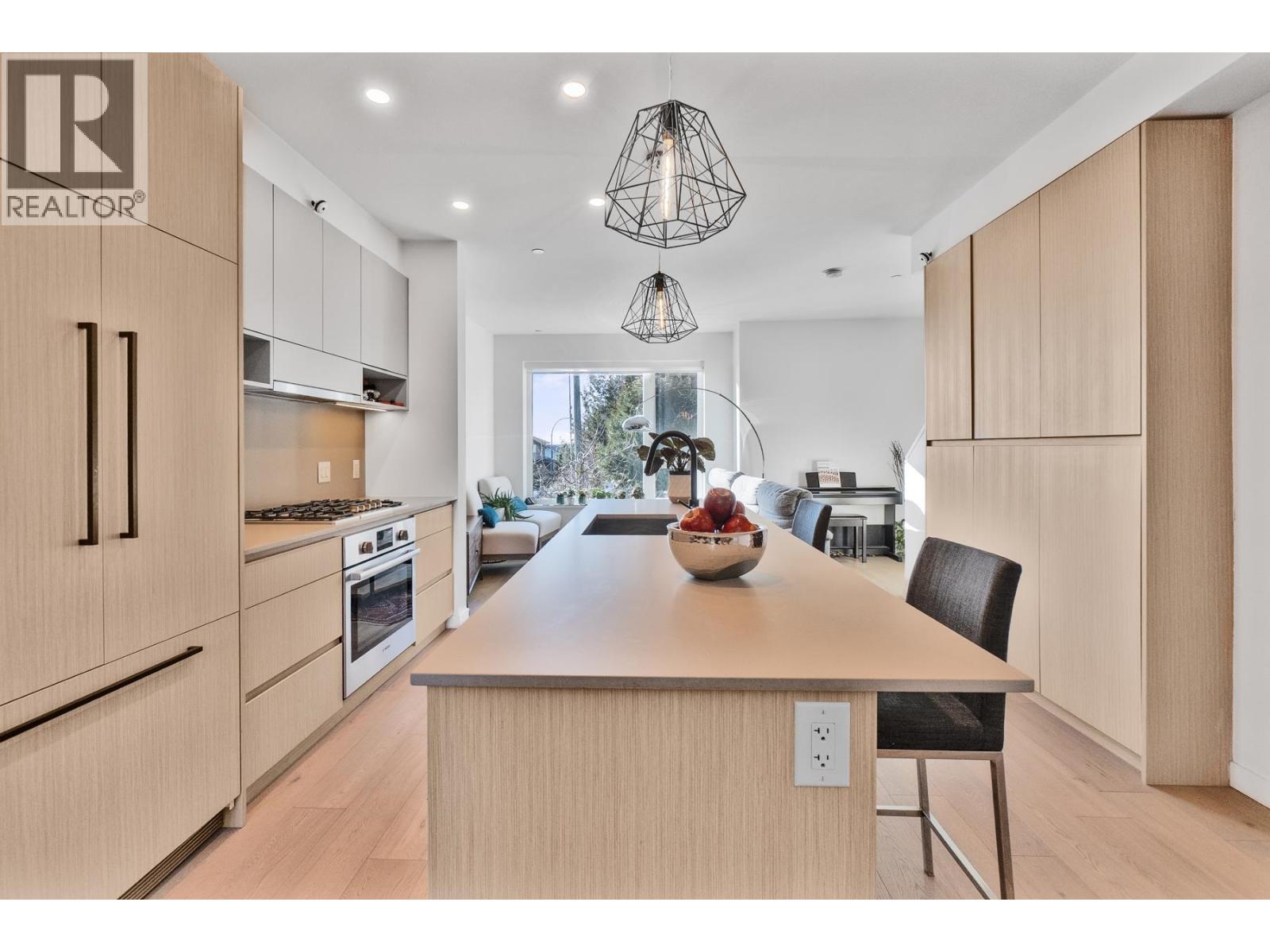 11 528 E 2ND STREET, North Vancouver