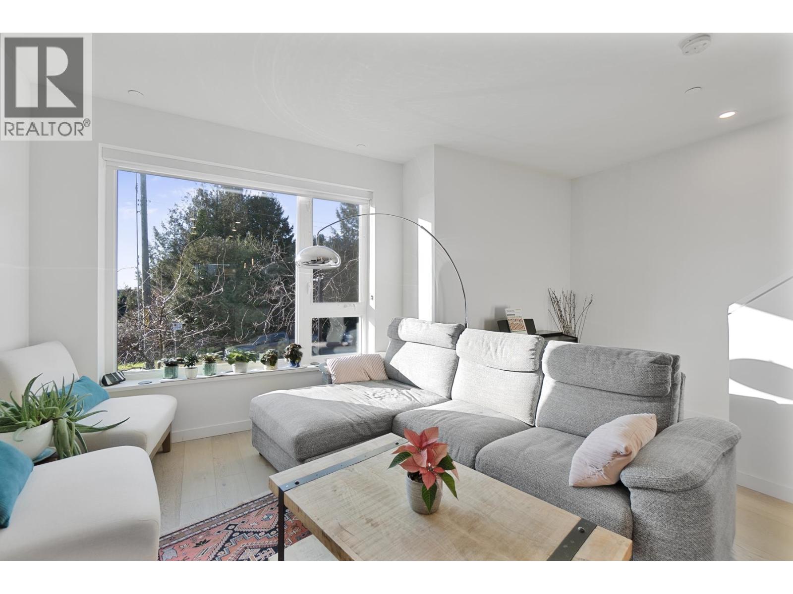 11 528 E 2ND STREET, North Vancouver