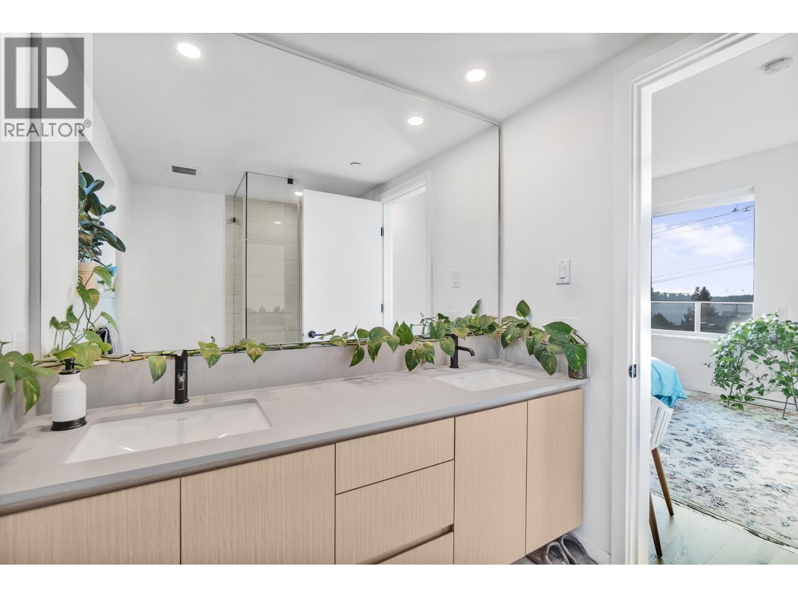 11 528 E 2ND STREET, North Vancouver