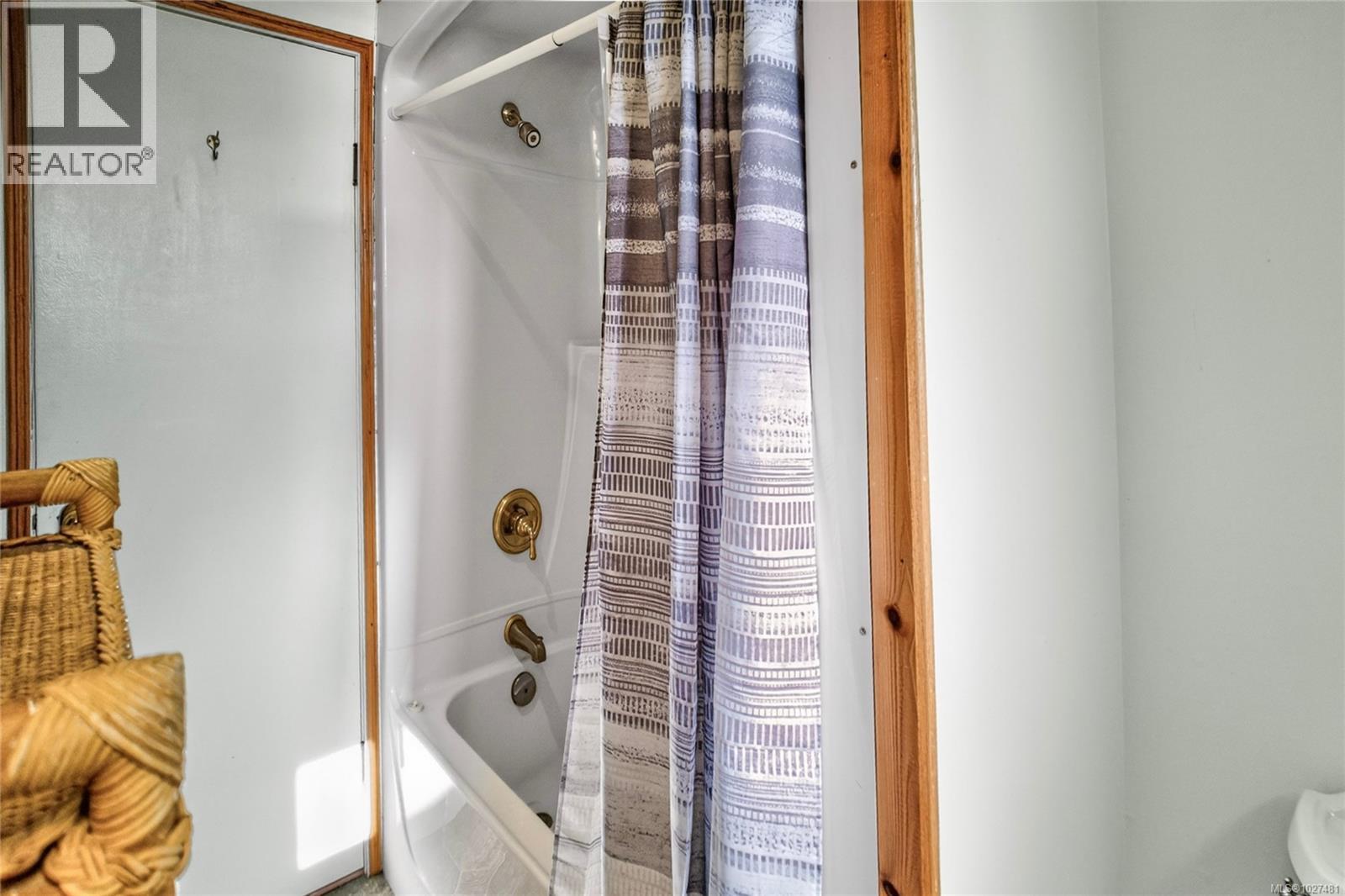 212 Albion Cres, Ucluelet