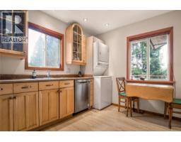 212 Albion Cres, Ucluelet, BC V0R3A0 Photo 10
