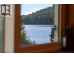 212 Albion Cres, Ucluelet, BC V0R3A0 Photo 9