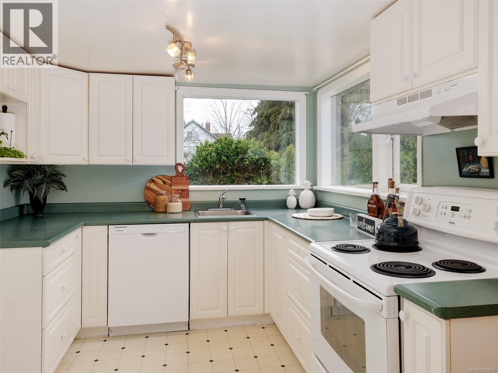 2659 Cadboro Bay Rd, Oak Bay