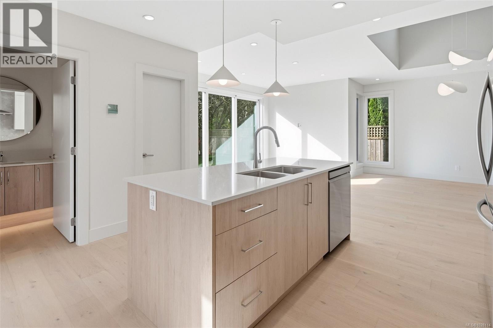 1 920 Island Road, Oak Bay