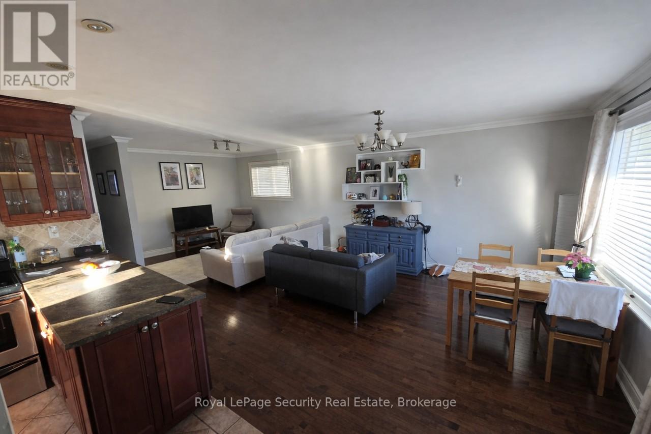 UPPER - 36 NORANDA DRIVE - Photo 2 of 13, Toronto (Brookhaven-Amesbury), Ontario