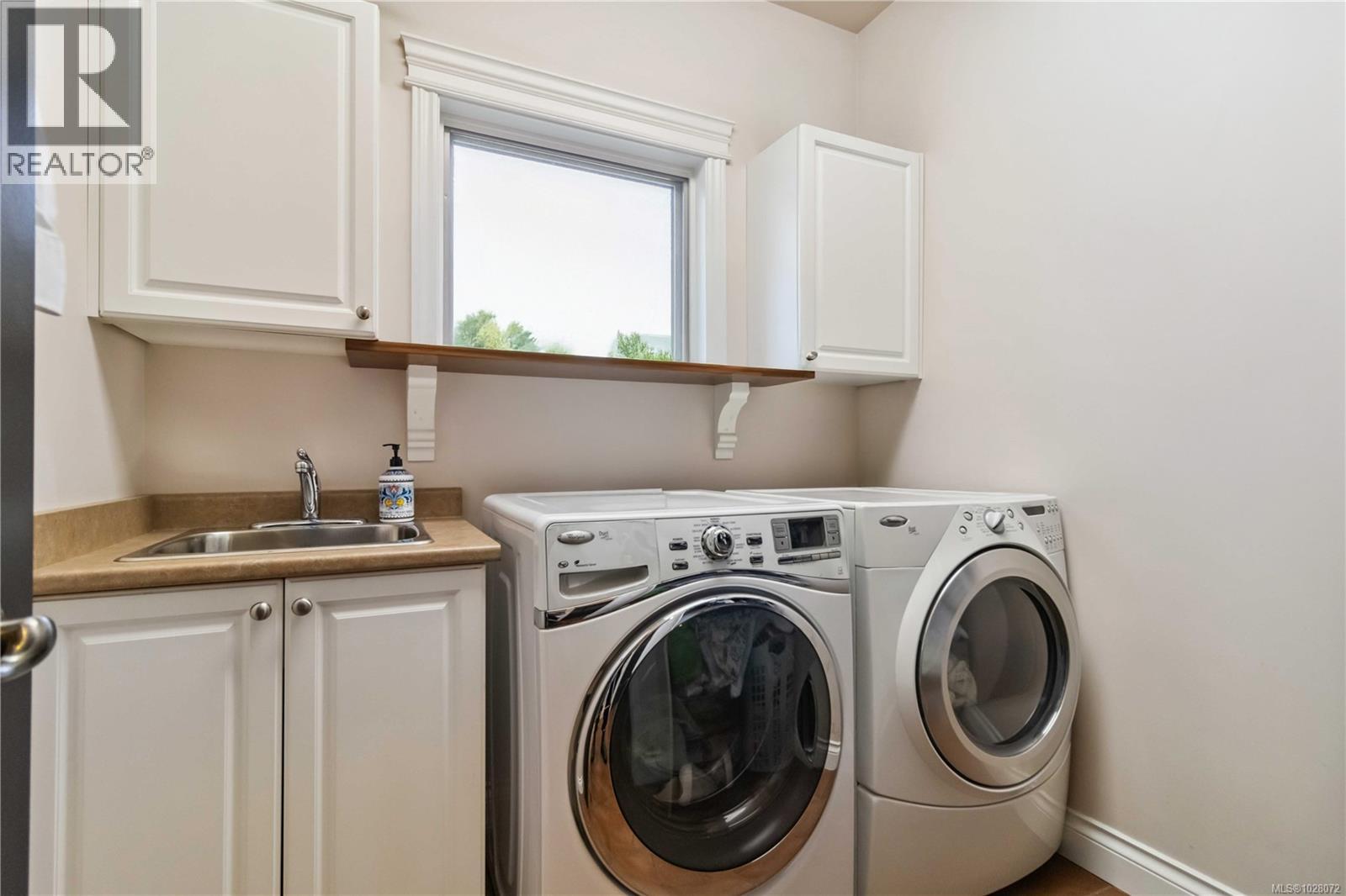  1702 De Sousa Place, Saanich