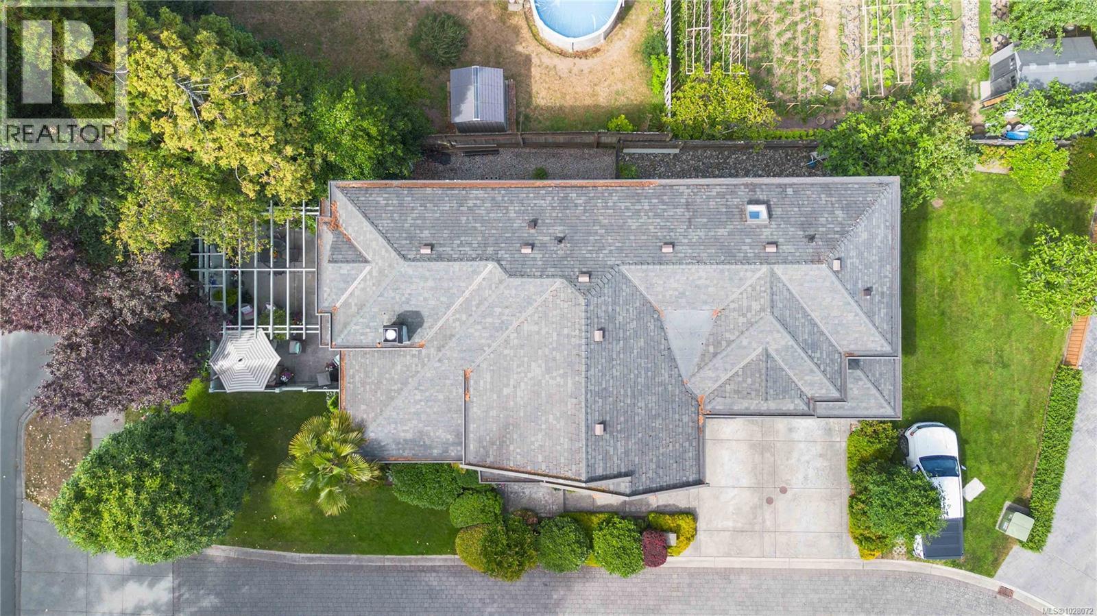  1702 De Sousa Place, Saanich