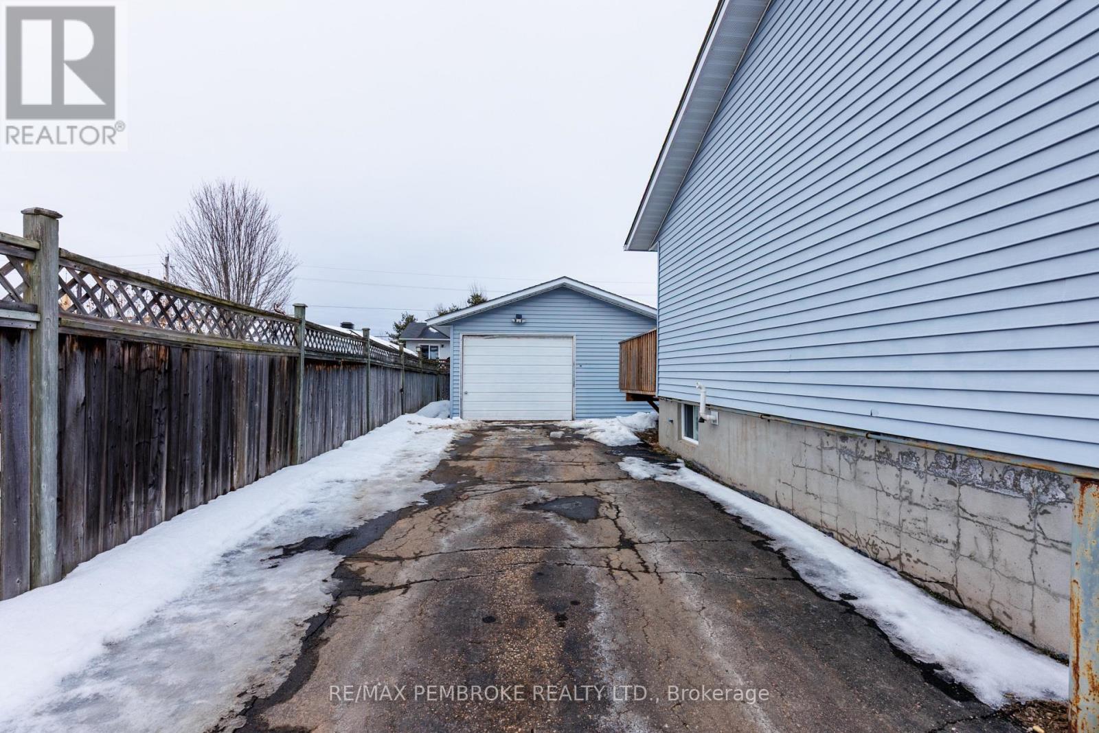 11 CRAIG PLACE, Petawawa, Ontario