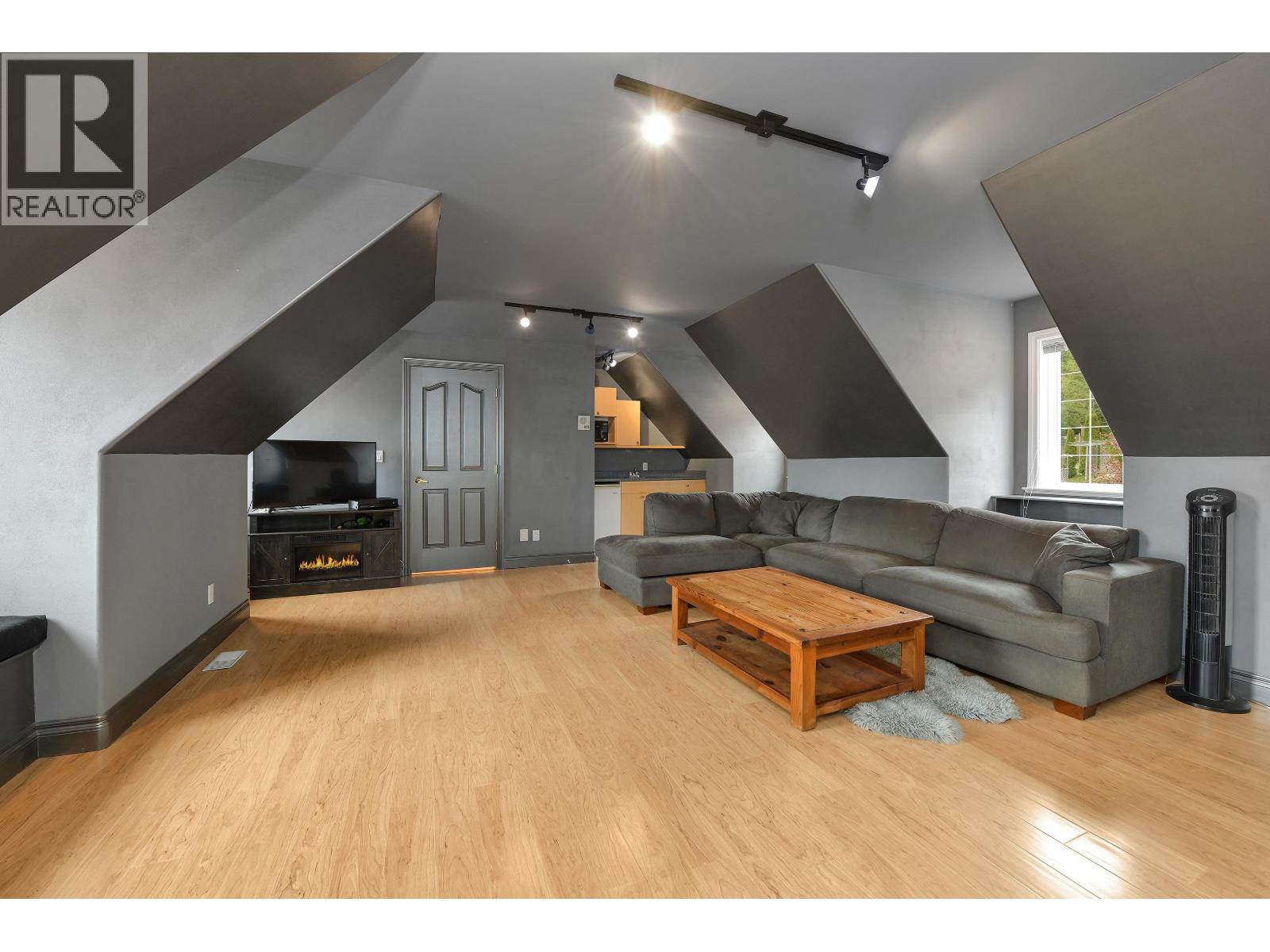 488 MCKERCHER ROAD, Mayne Island