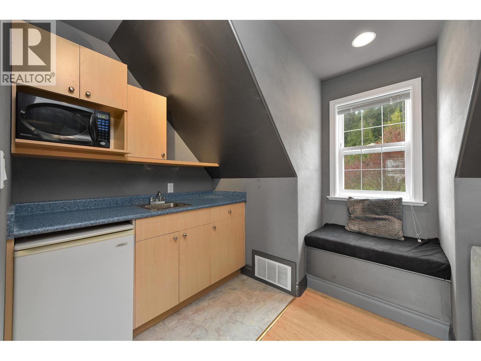 488 MCKERCHER ROAD, Mayne Island