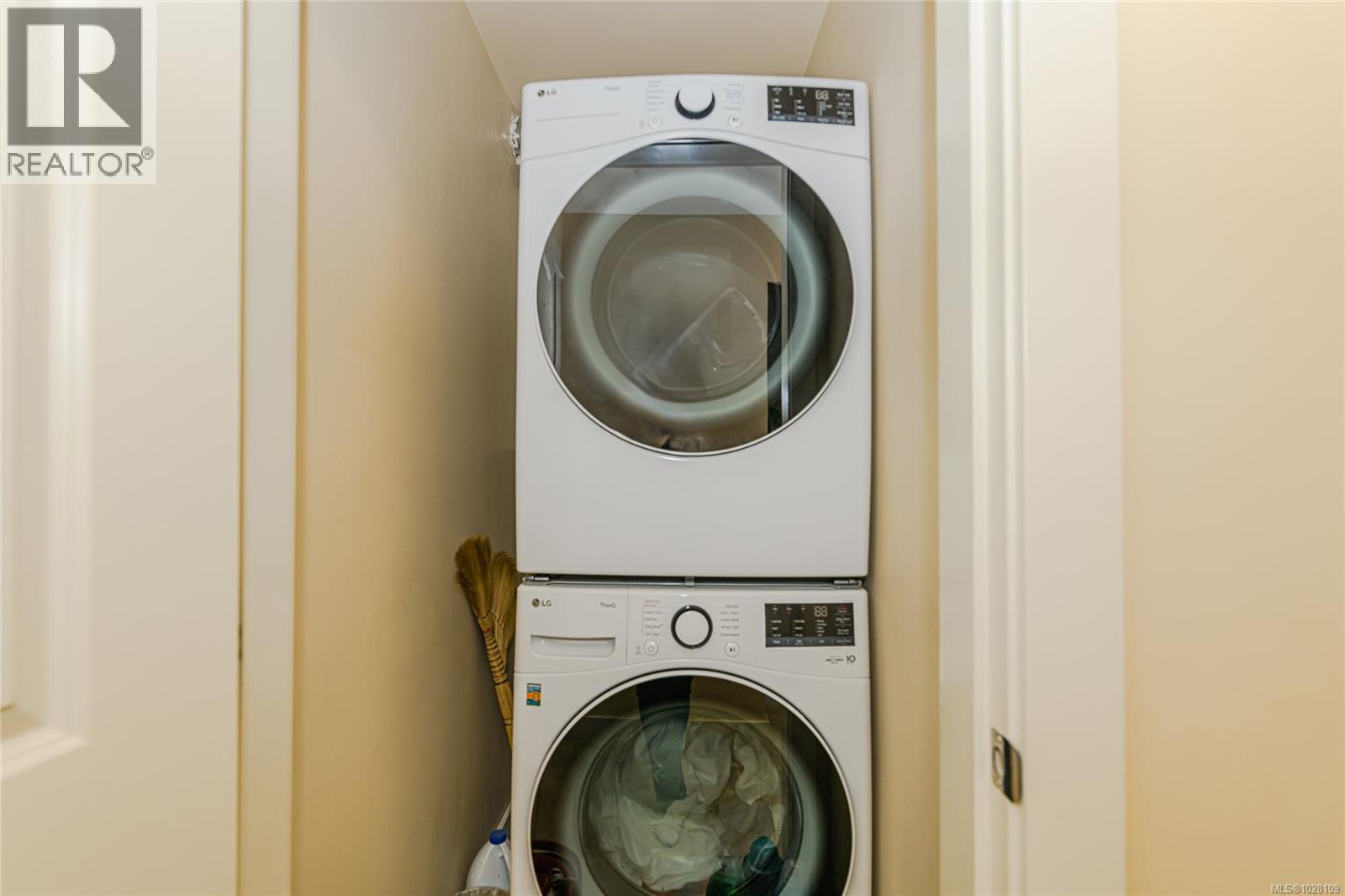 210 1315 Esquimalt Road, Esquimalt