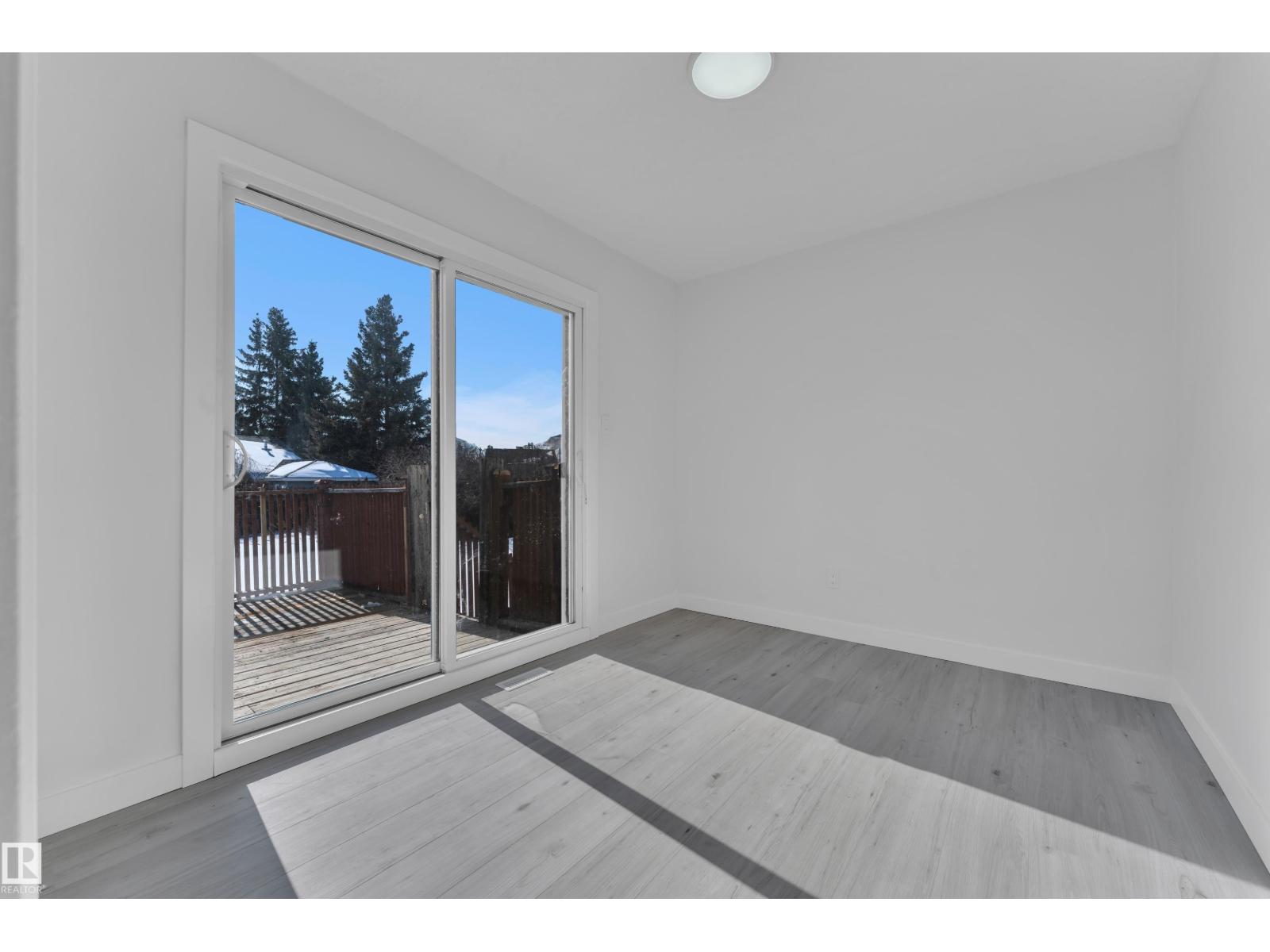 8635 33 AV NW - 18