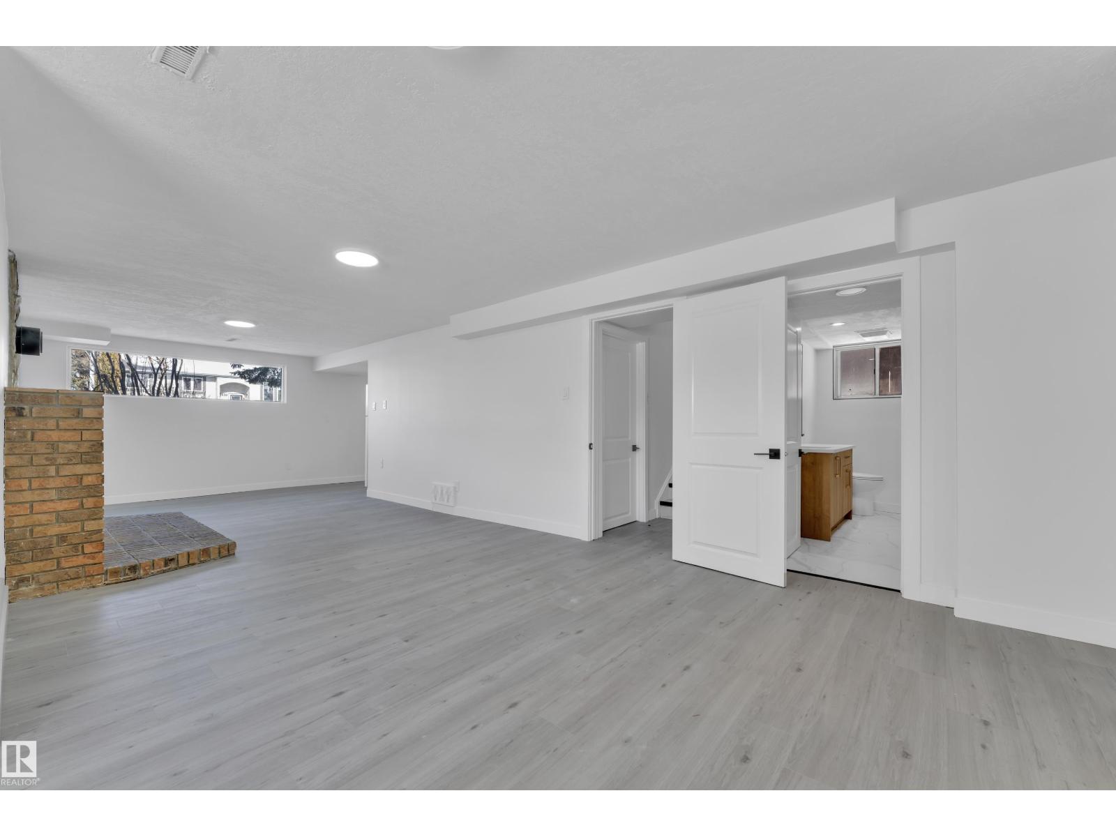 8635 33 AV NW - 23