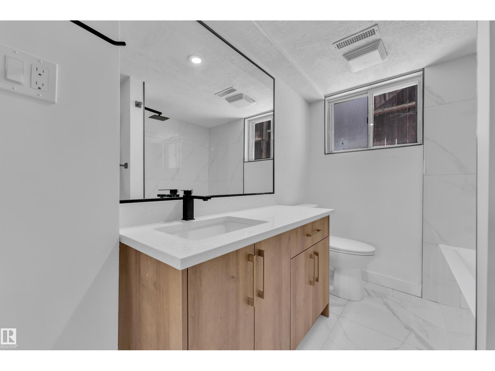 8635 33 AV NW - 25