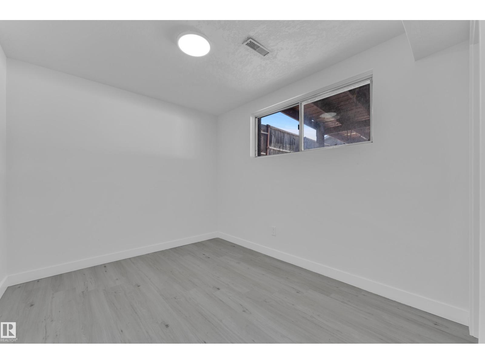 8635 33 AV NW - 28