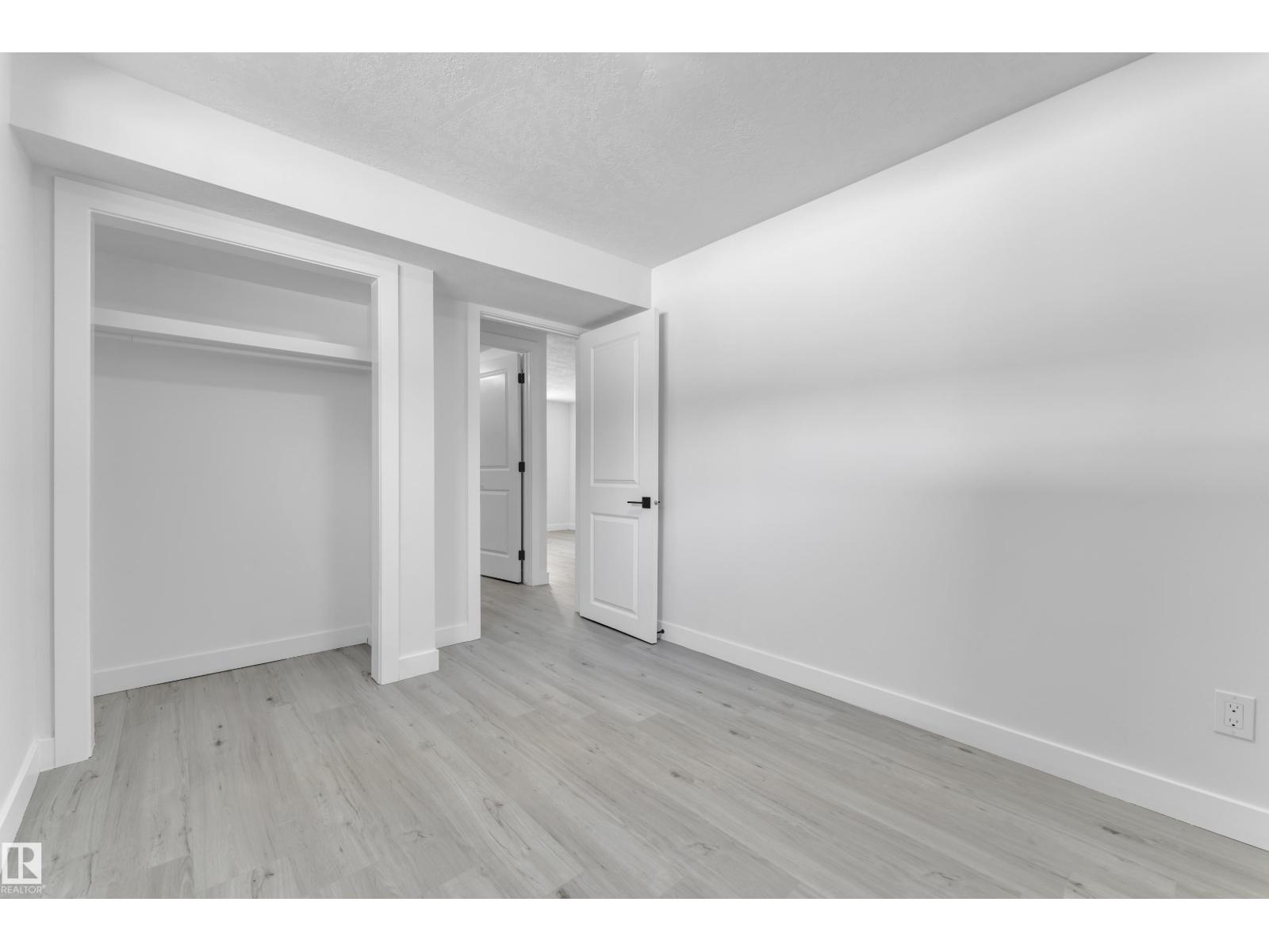8635 33 AV NW - 29