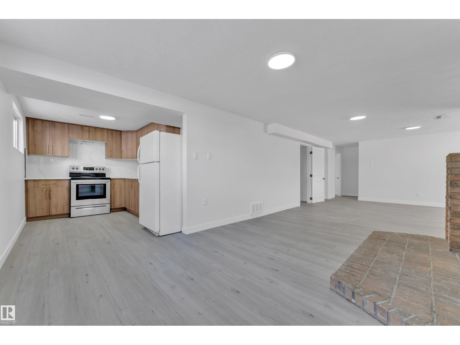 8635 33 AV NW - 30