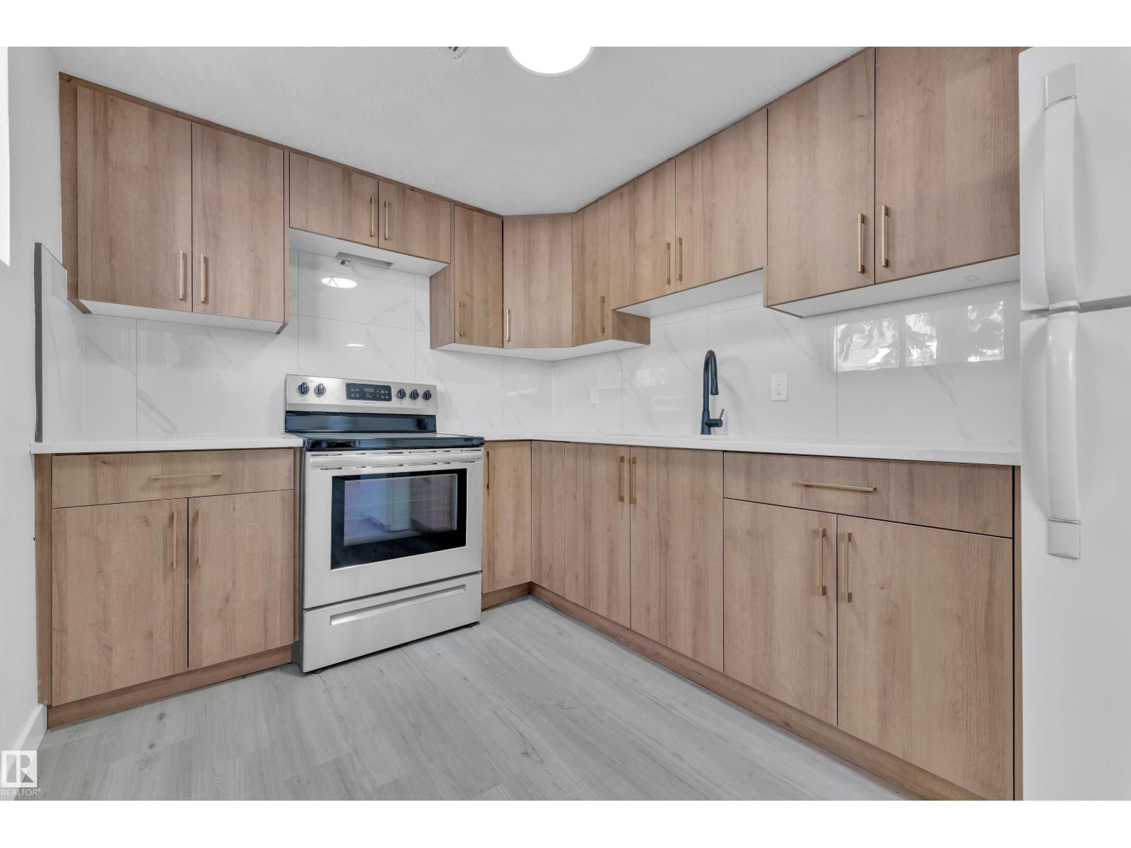 8635 33 AV NW - 31