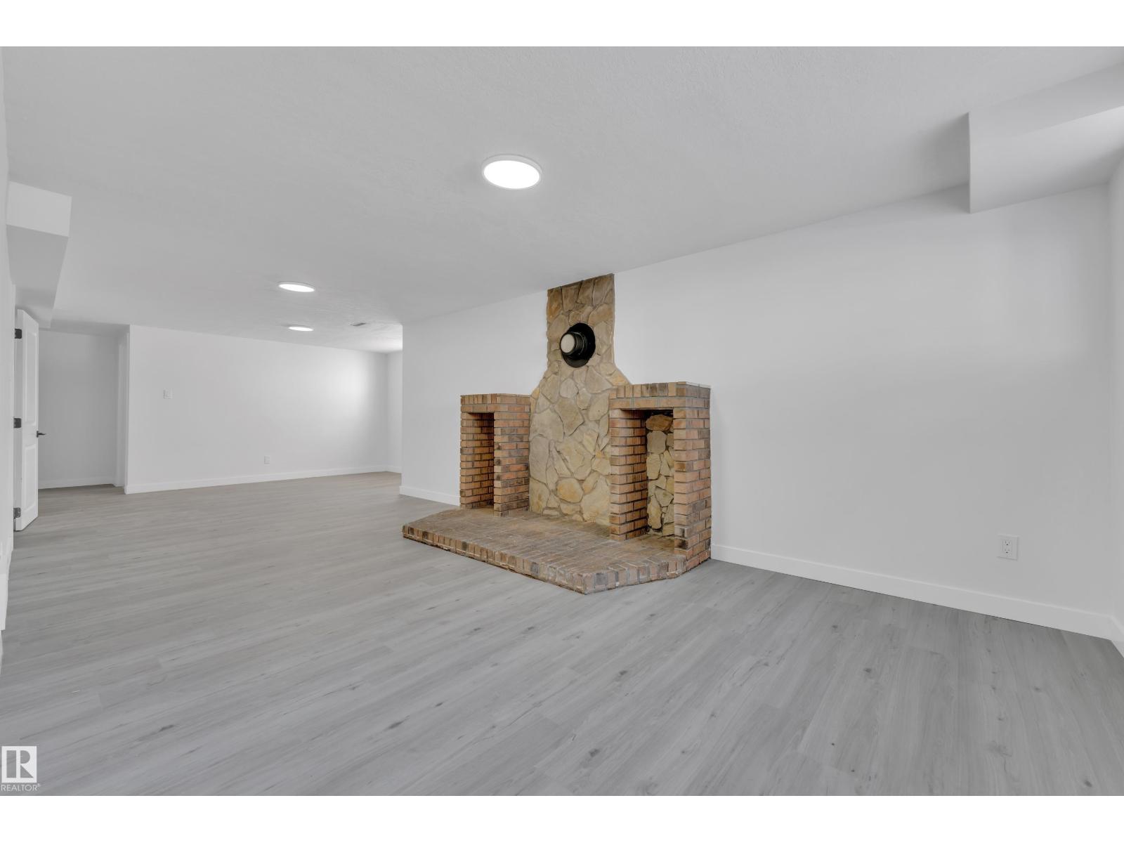 8635 33 AV NW - 32