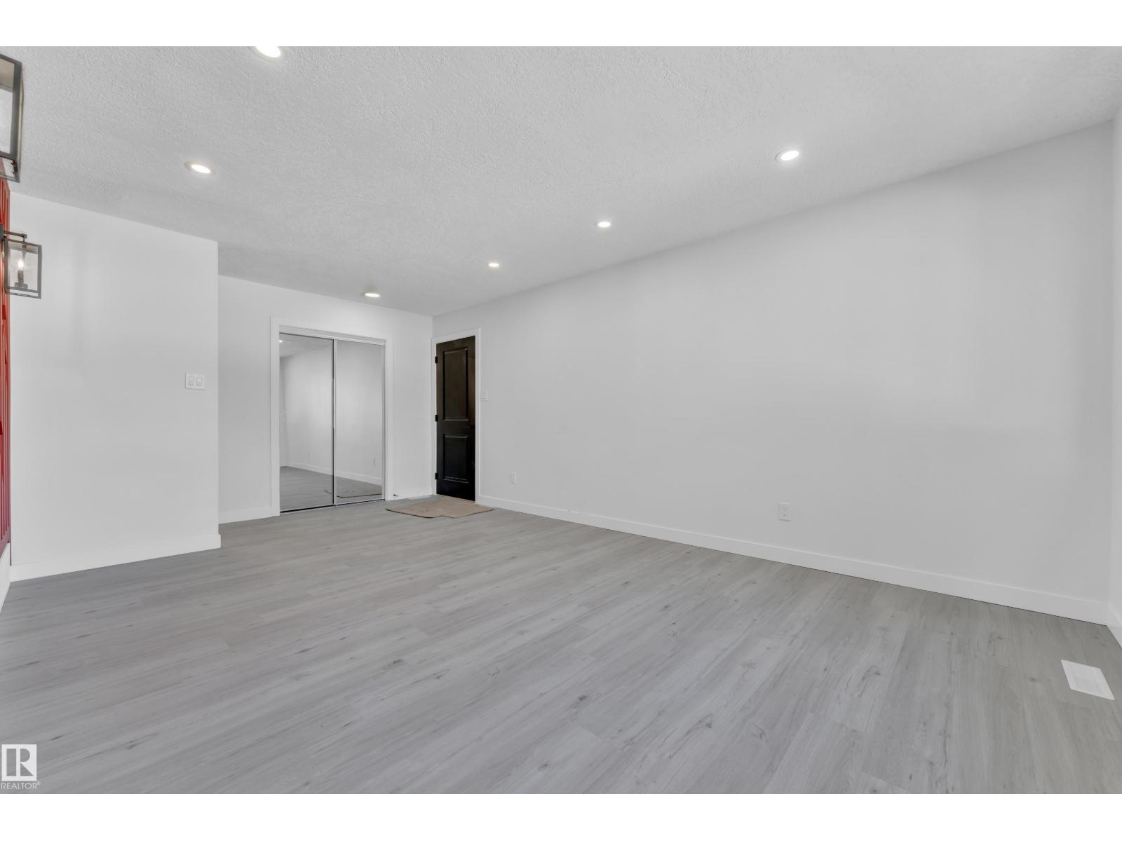 8635 33 AV NW - 6