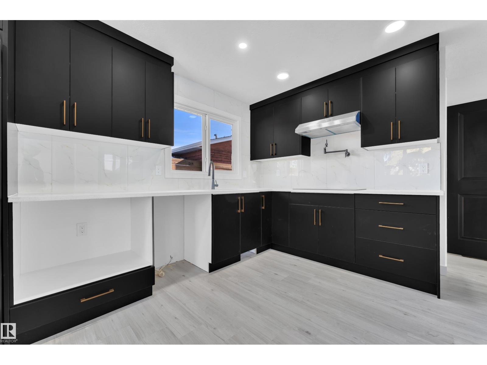 8635 33 AV NW - 8