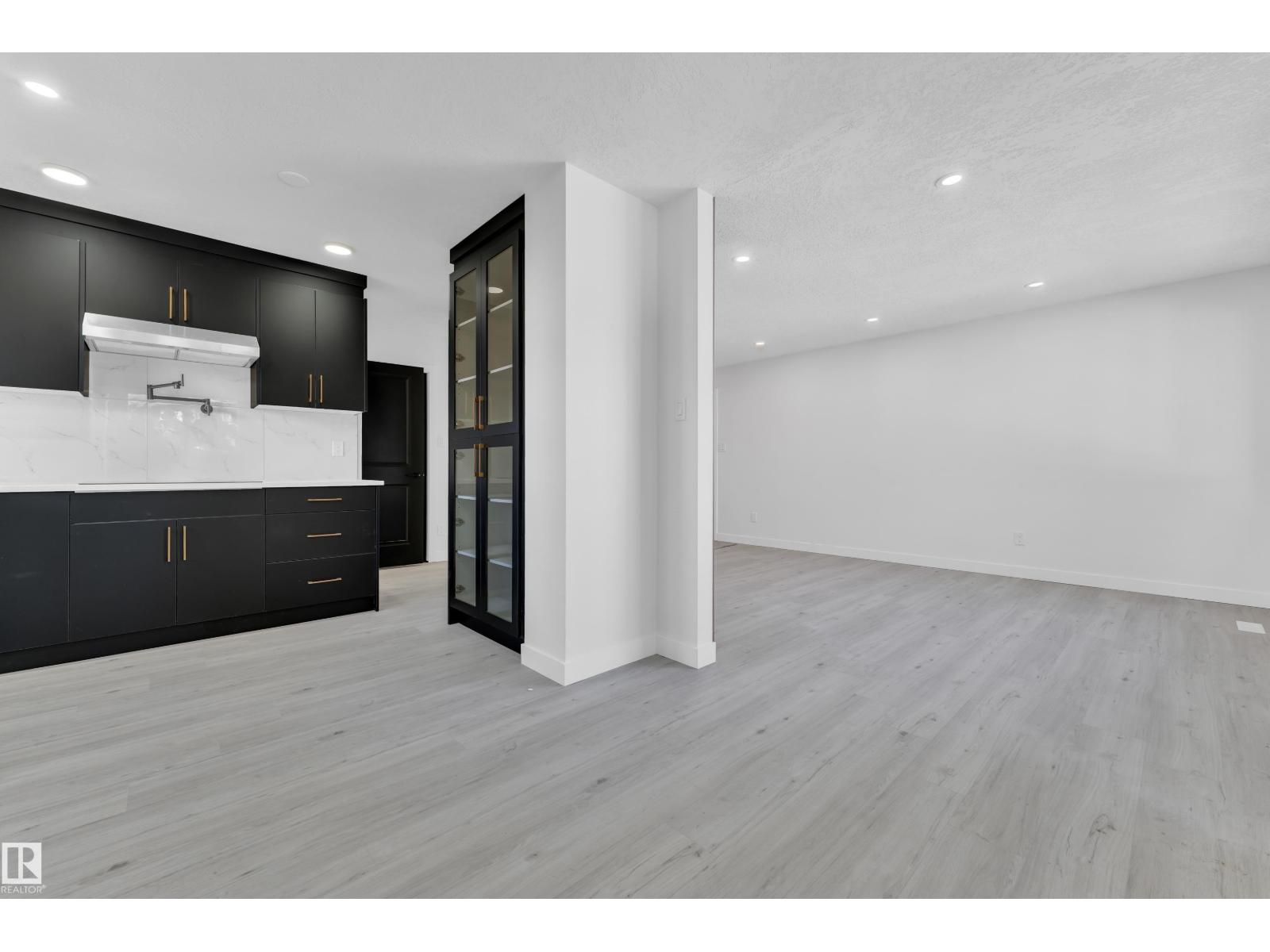 8635 33 AV NW - 9