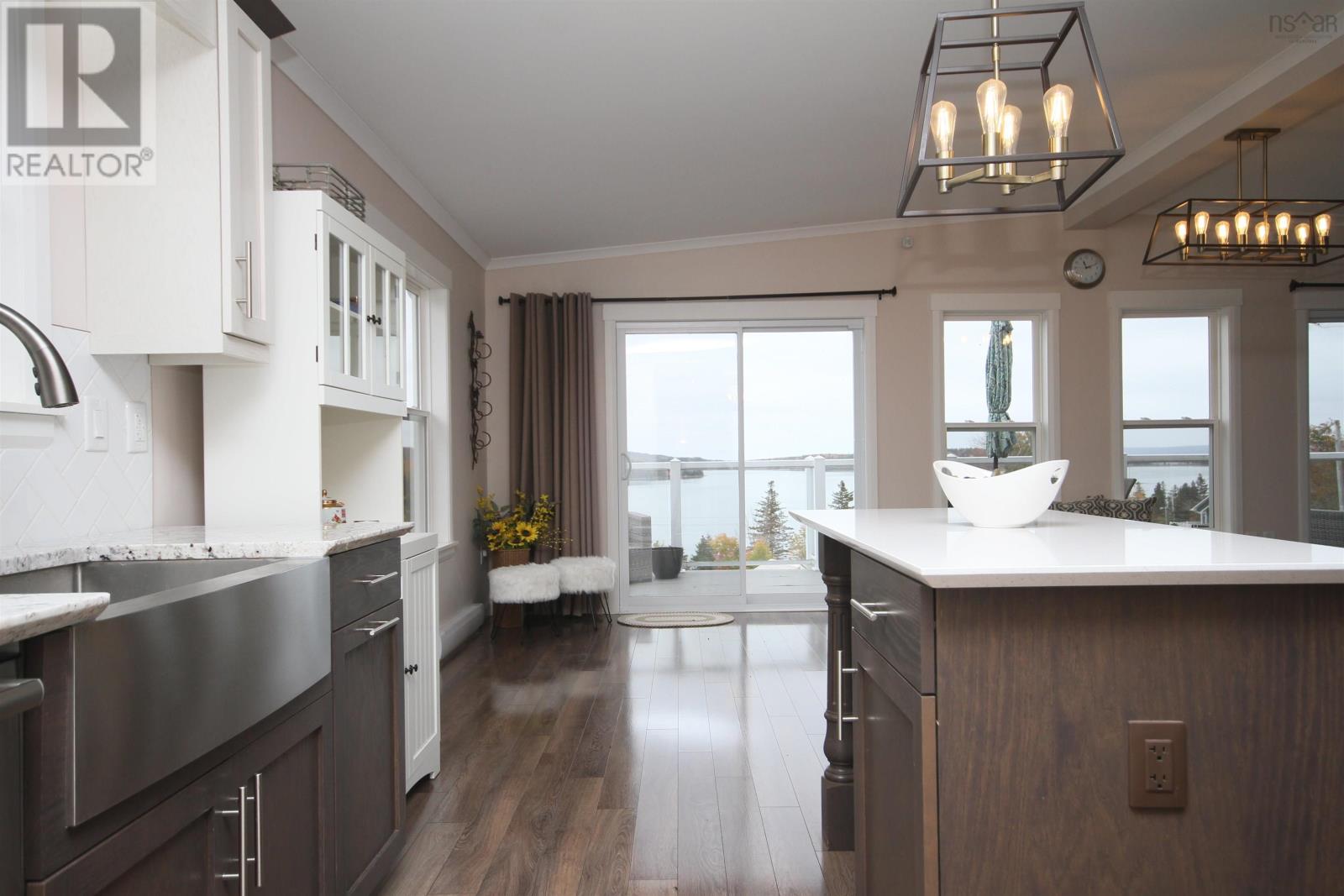 Property 11 of 38 of 10471 highway 16