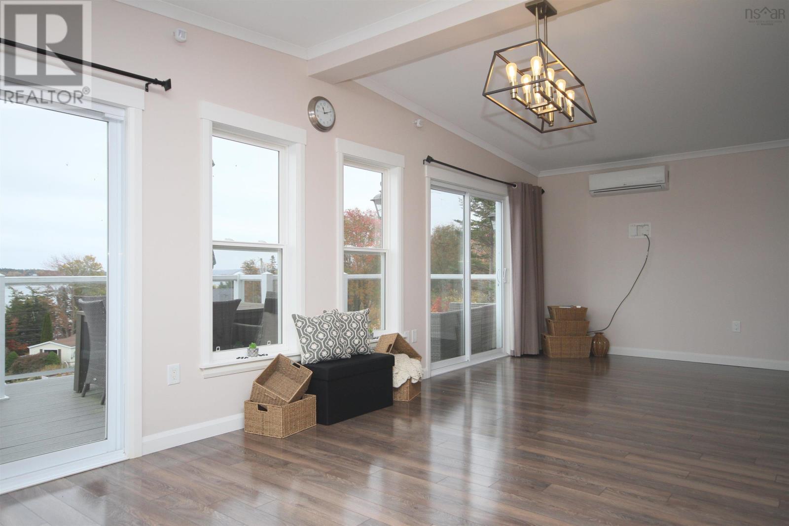 Property 16 of 38 of 10471 highway 16