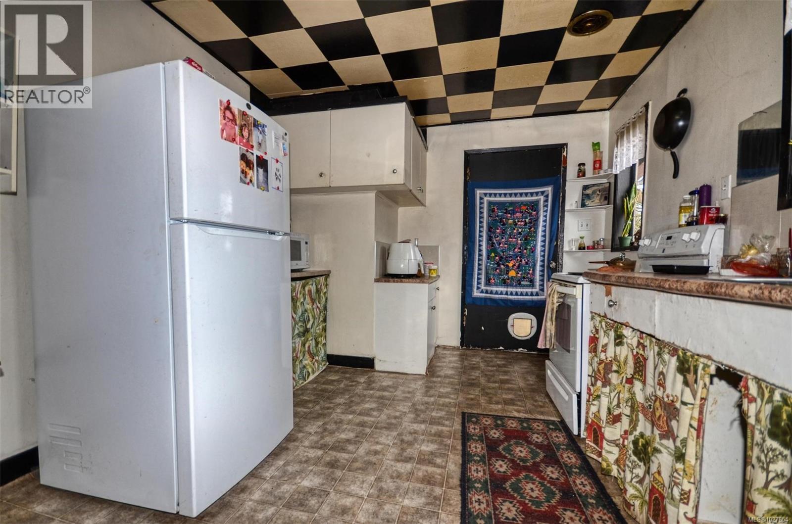  985 Cloverdale Street, Saanich