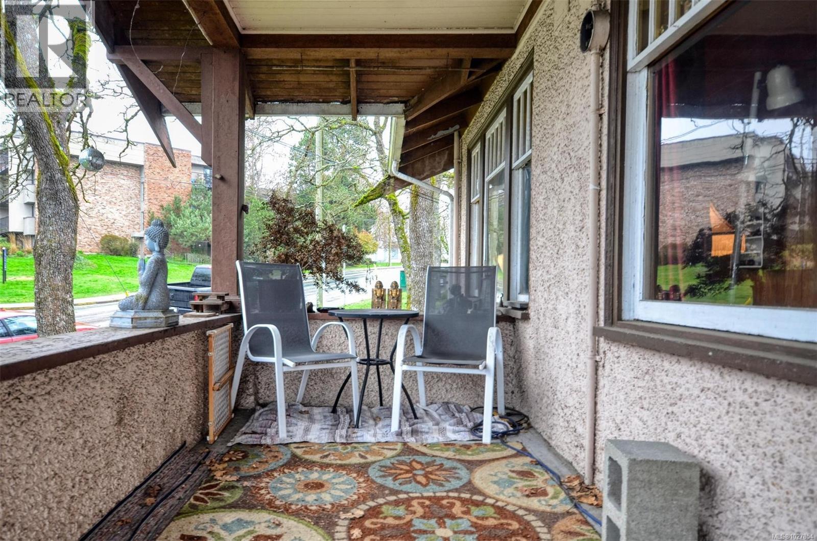 985 Cloverdale St - 2