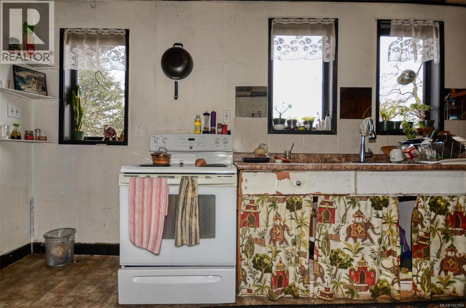  985 Cloverdale Street, Saanich