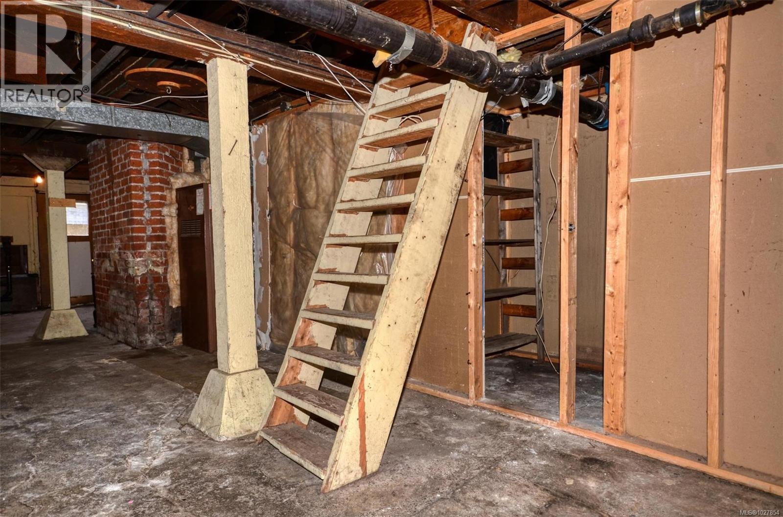  985 Cloverdale Street, Saanich