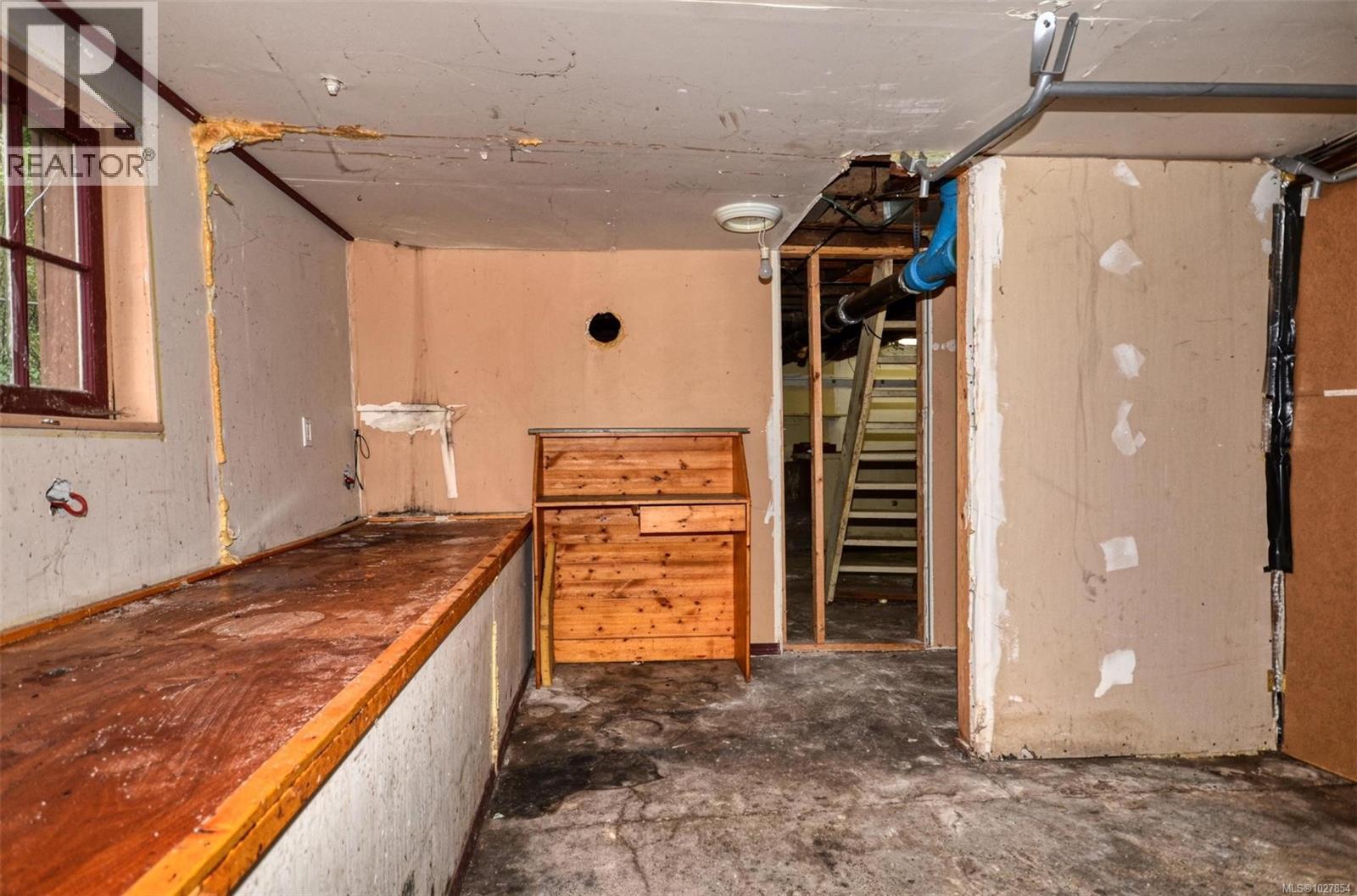  985 Cloverdale Street, Saanich